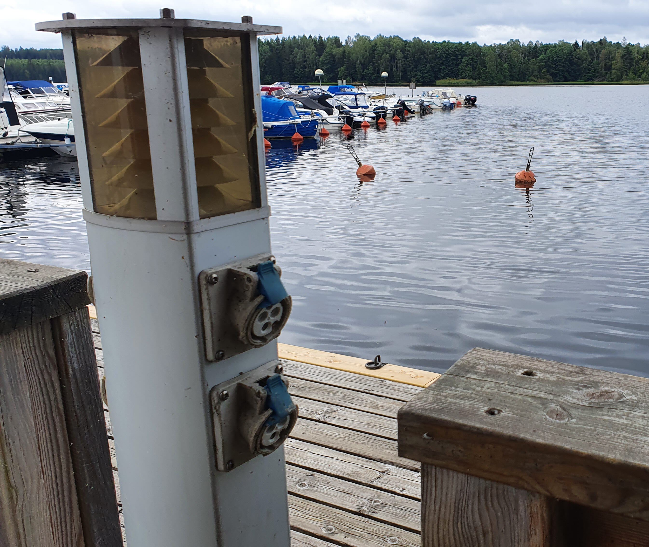 Årjängs gästhamn med el och bojplatser. 