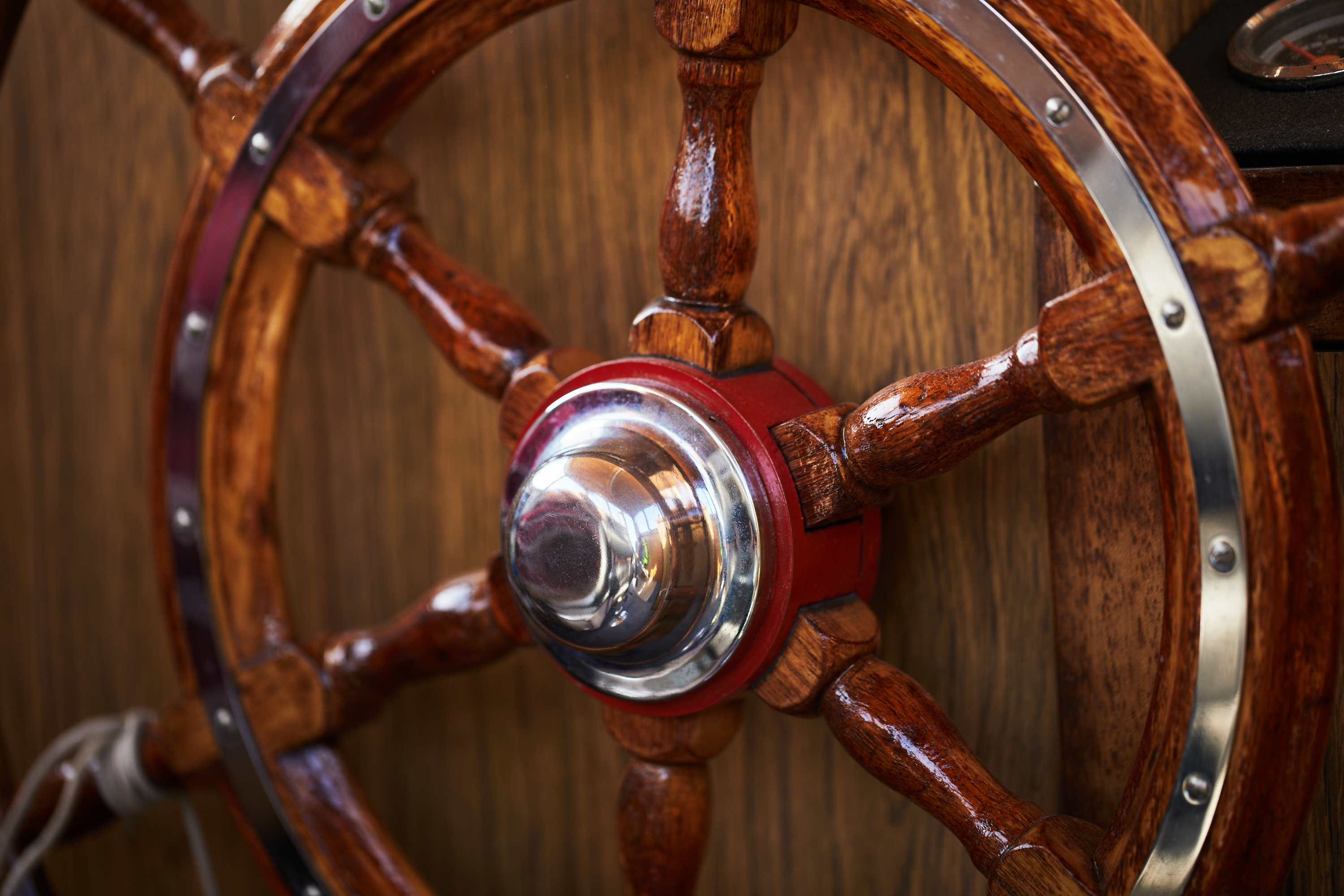 Skeppsratt på gammal båt. 