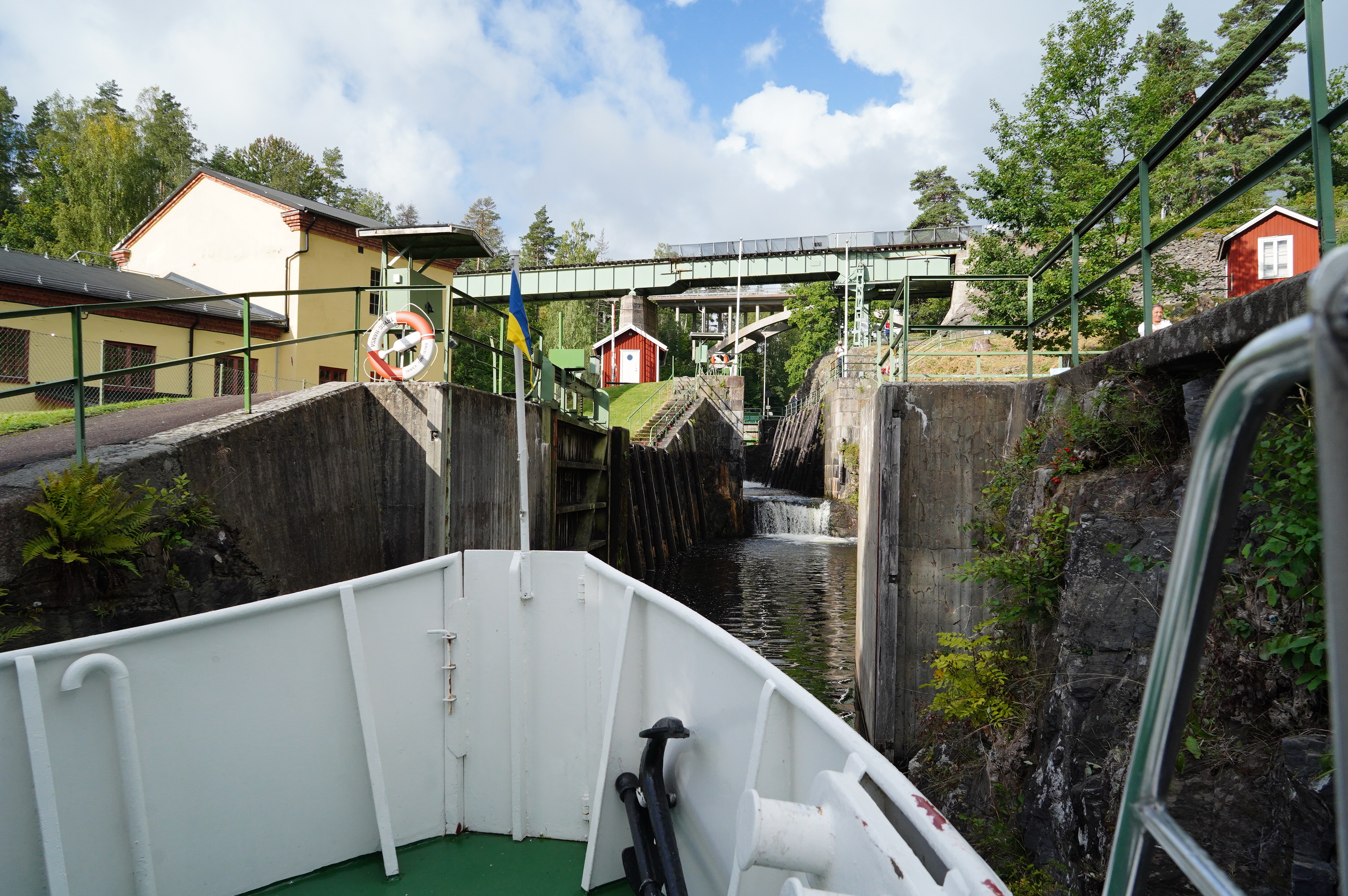 Dalslandia går in i Slussen i Håverud. 