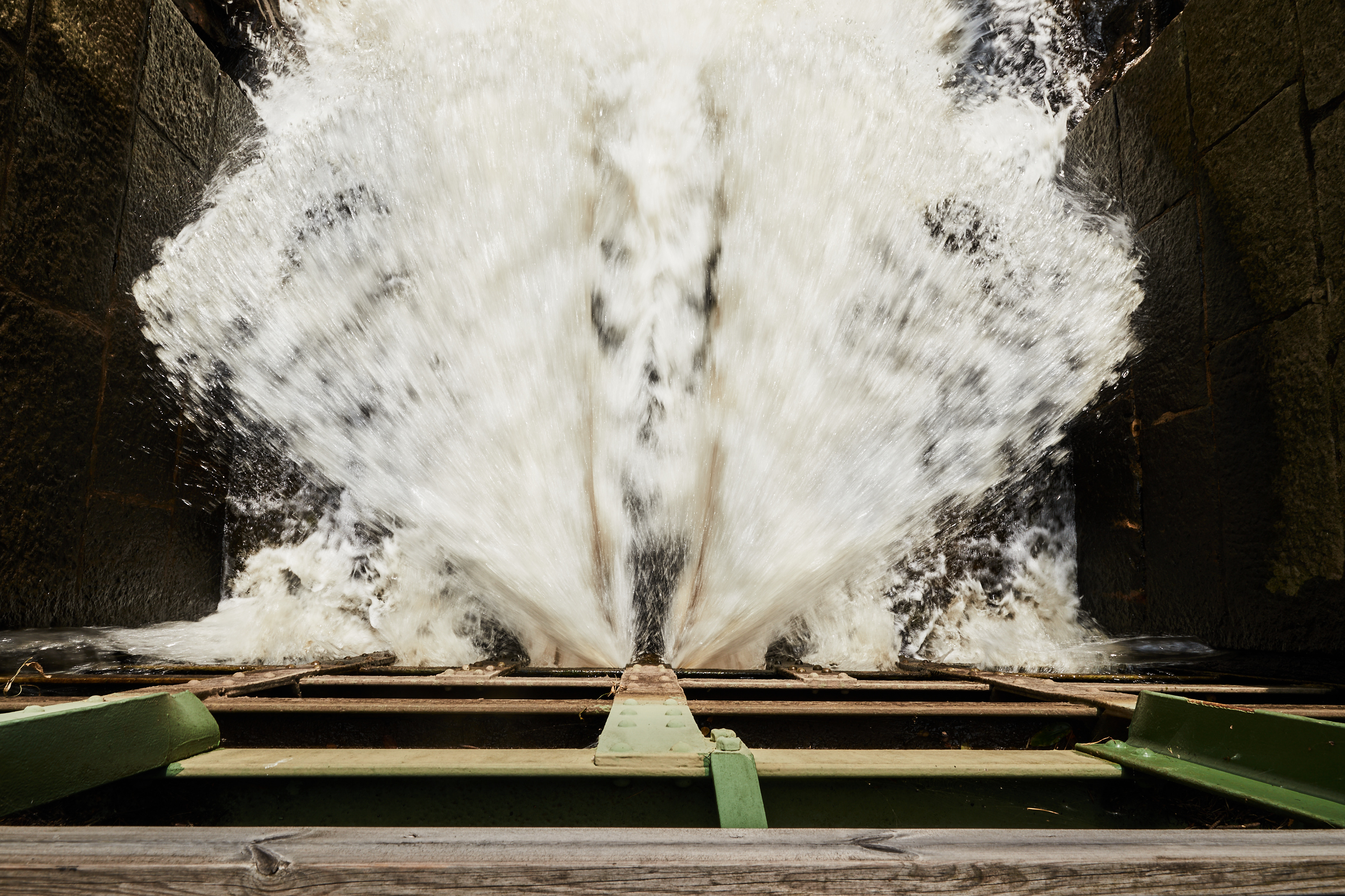 Sluss i närbild. Forsande vatten.