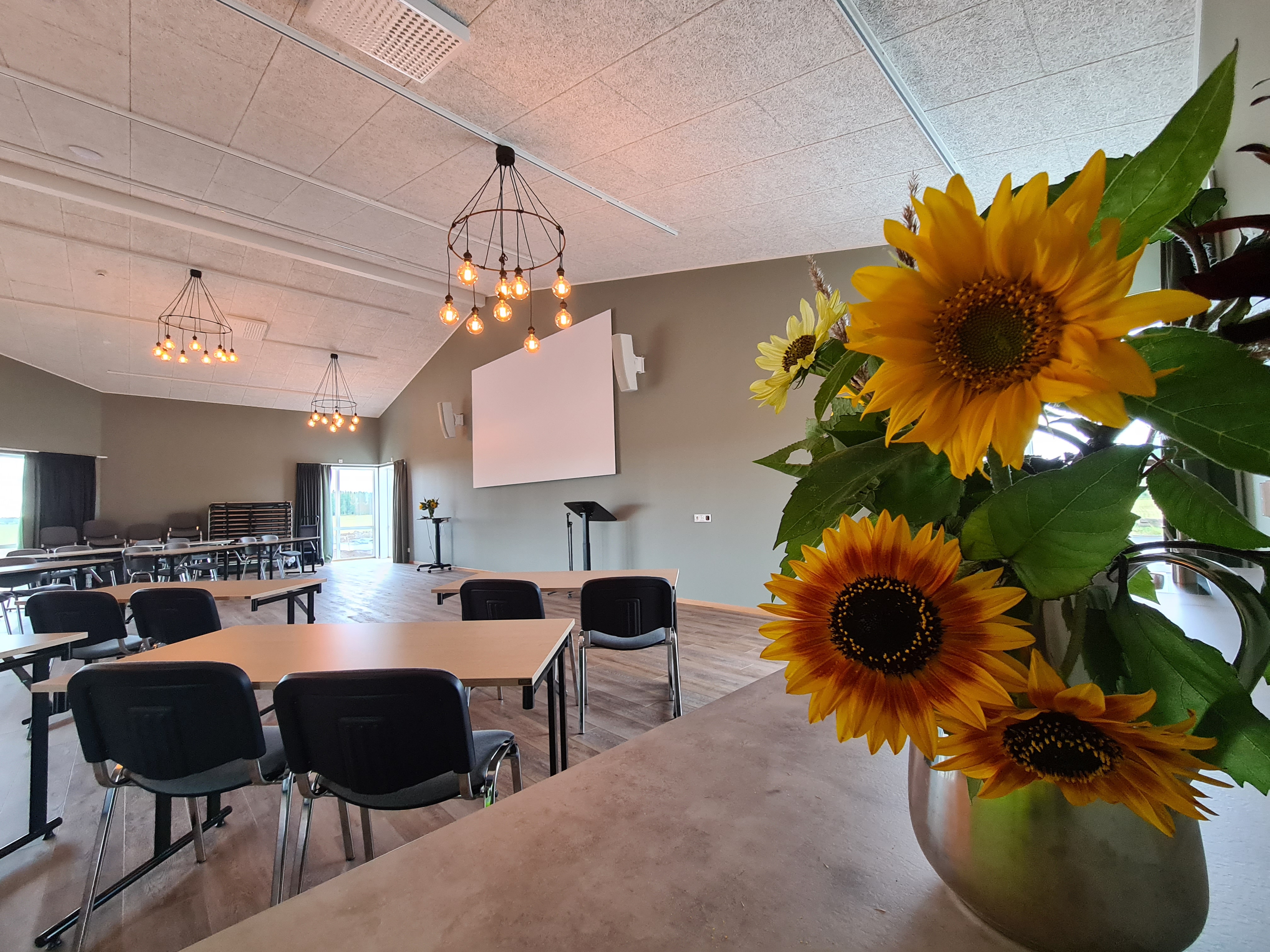 En konferens lokal med stolar. 