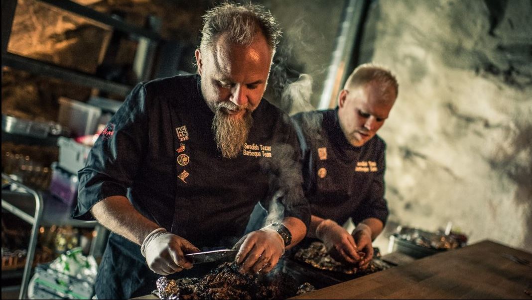 Två kockar står och förbereder mat