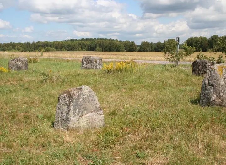 Domarringen bäcka stenar