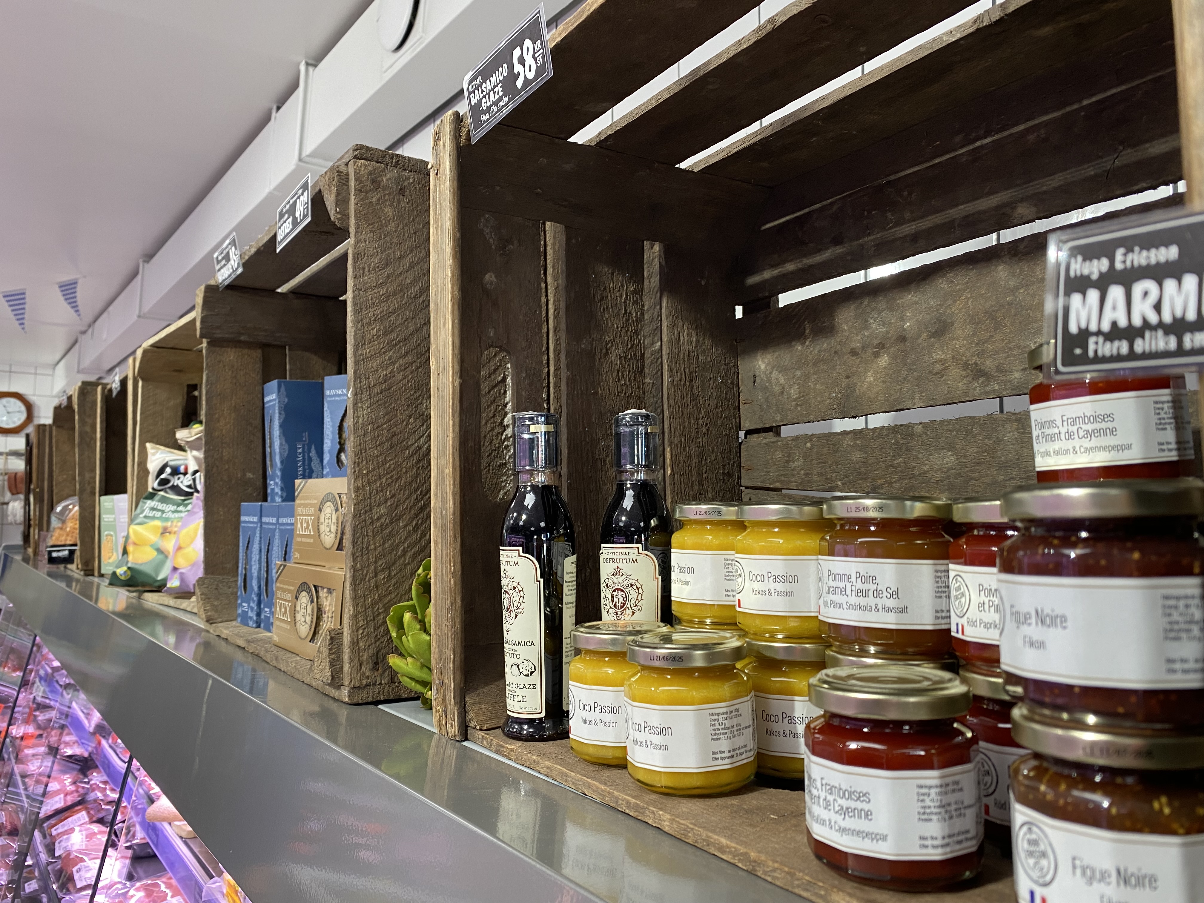 Marmeladburkar i en trähylla. 