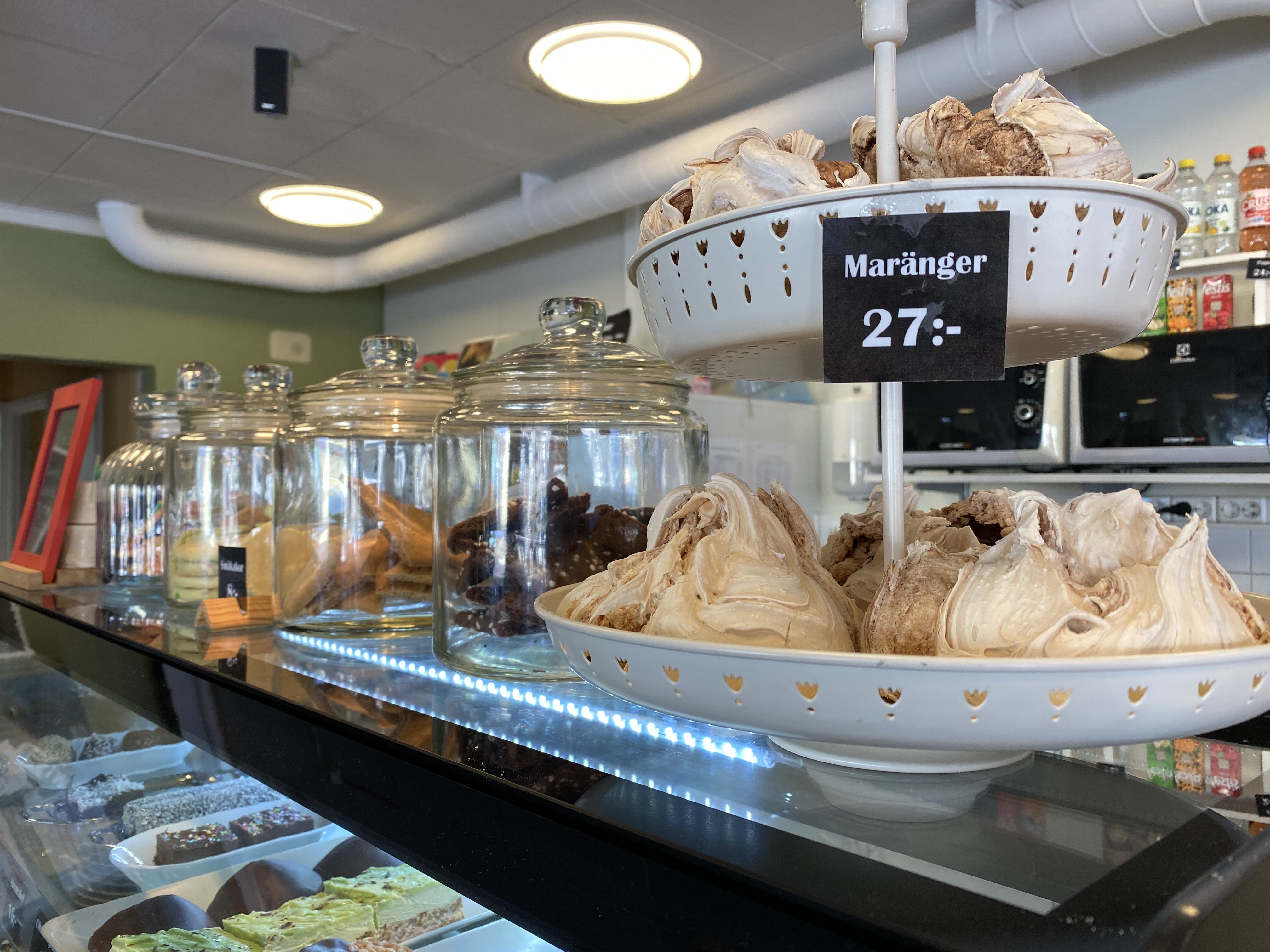 Stora maränger på ett vitt kakfat. 