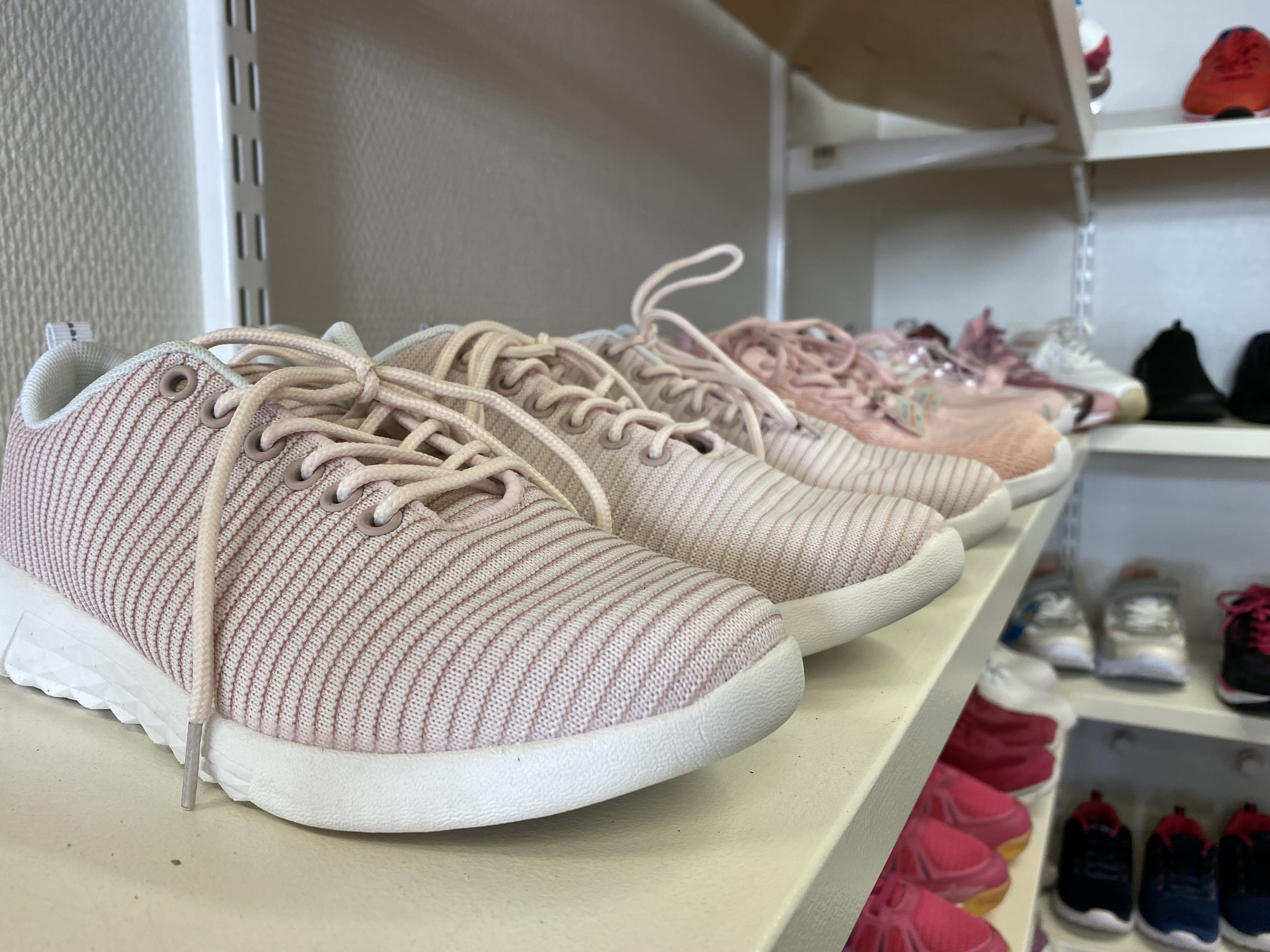 Rosa gympaskor på rad. 