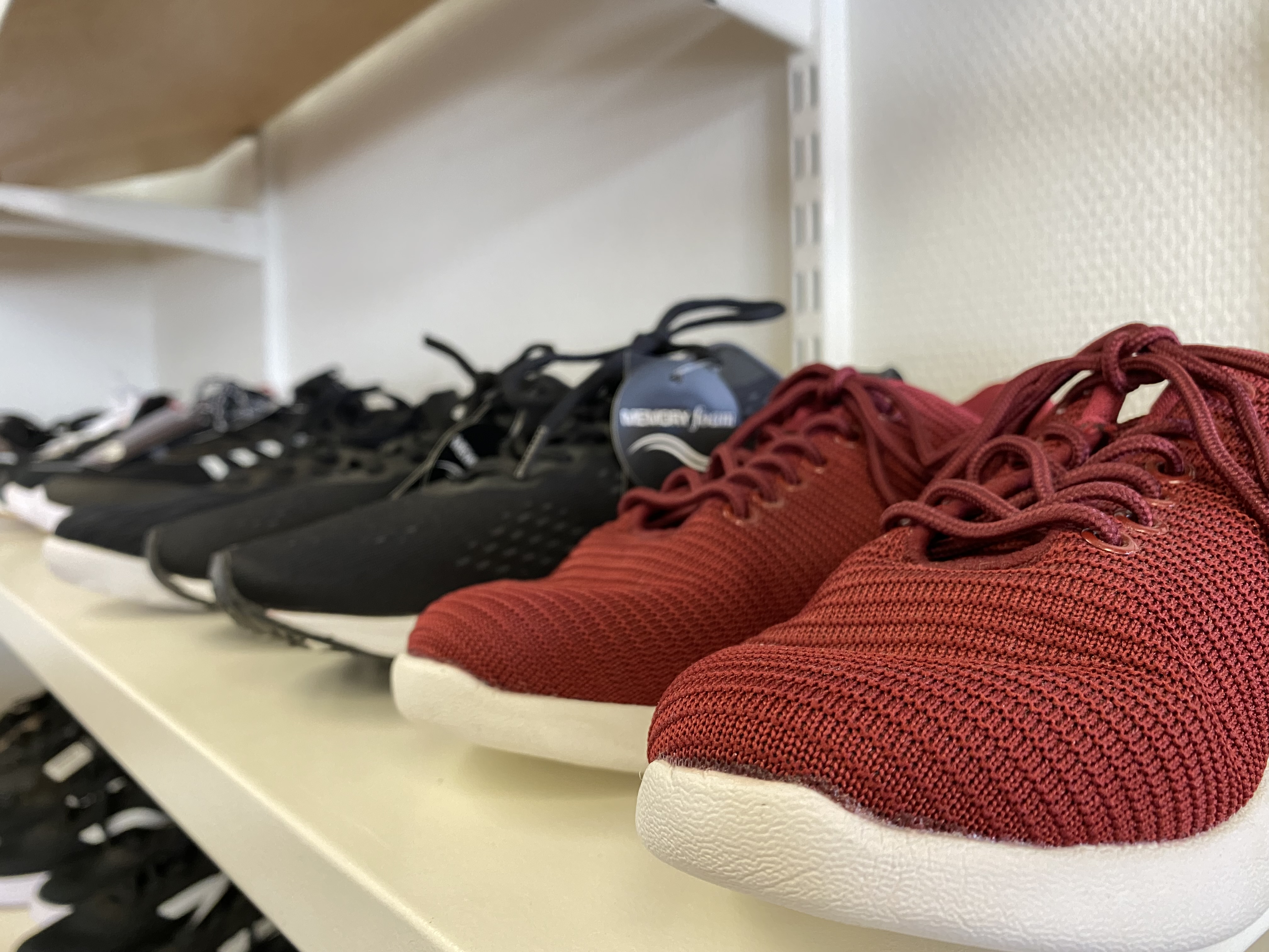 Röda och svarta gympaskor som står på rad. 