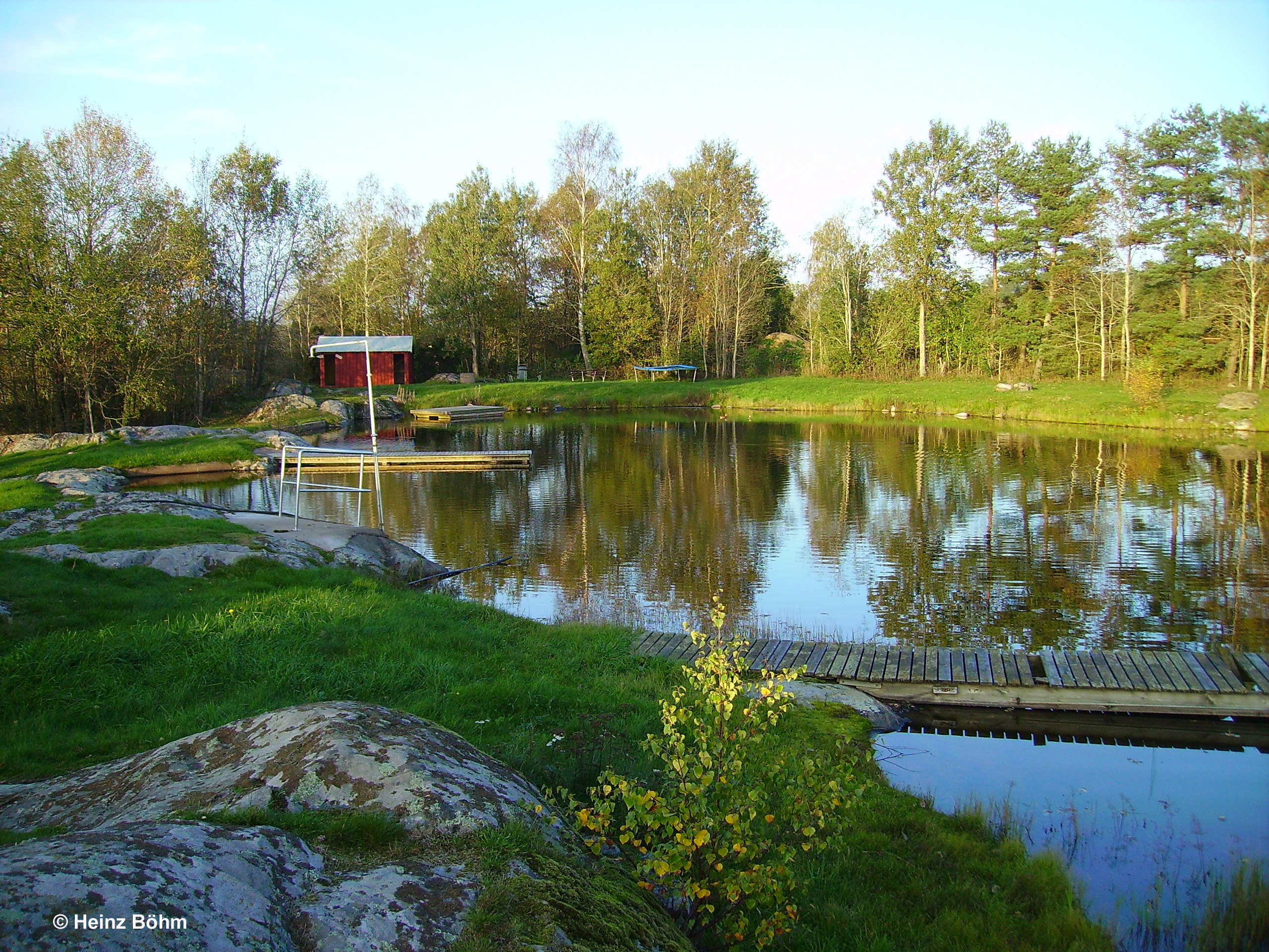 En liten badsjö i ett grönskande landskap