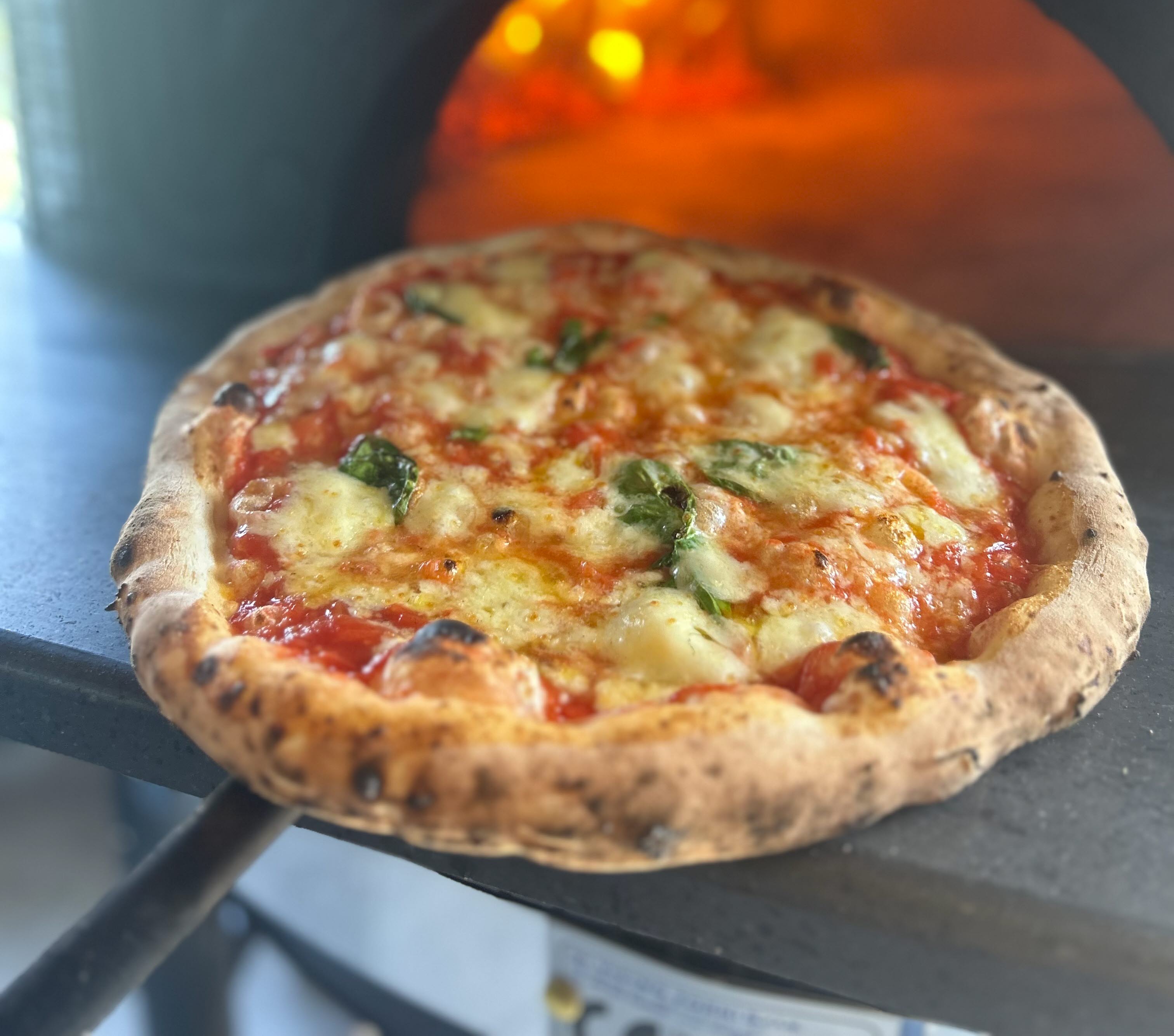 En pizza som precis kommit ur ugnen. 