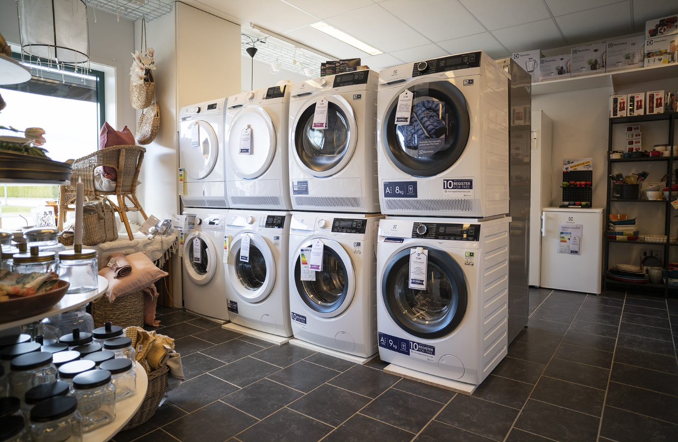 Åtta vita tvättmaskiner som står på rad. 