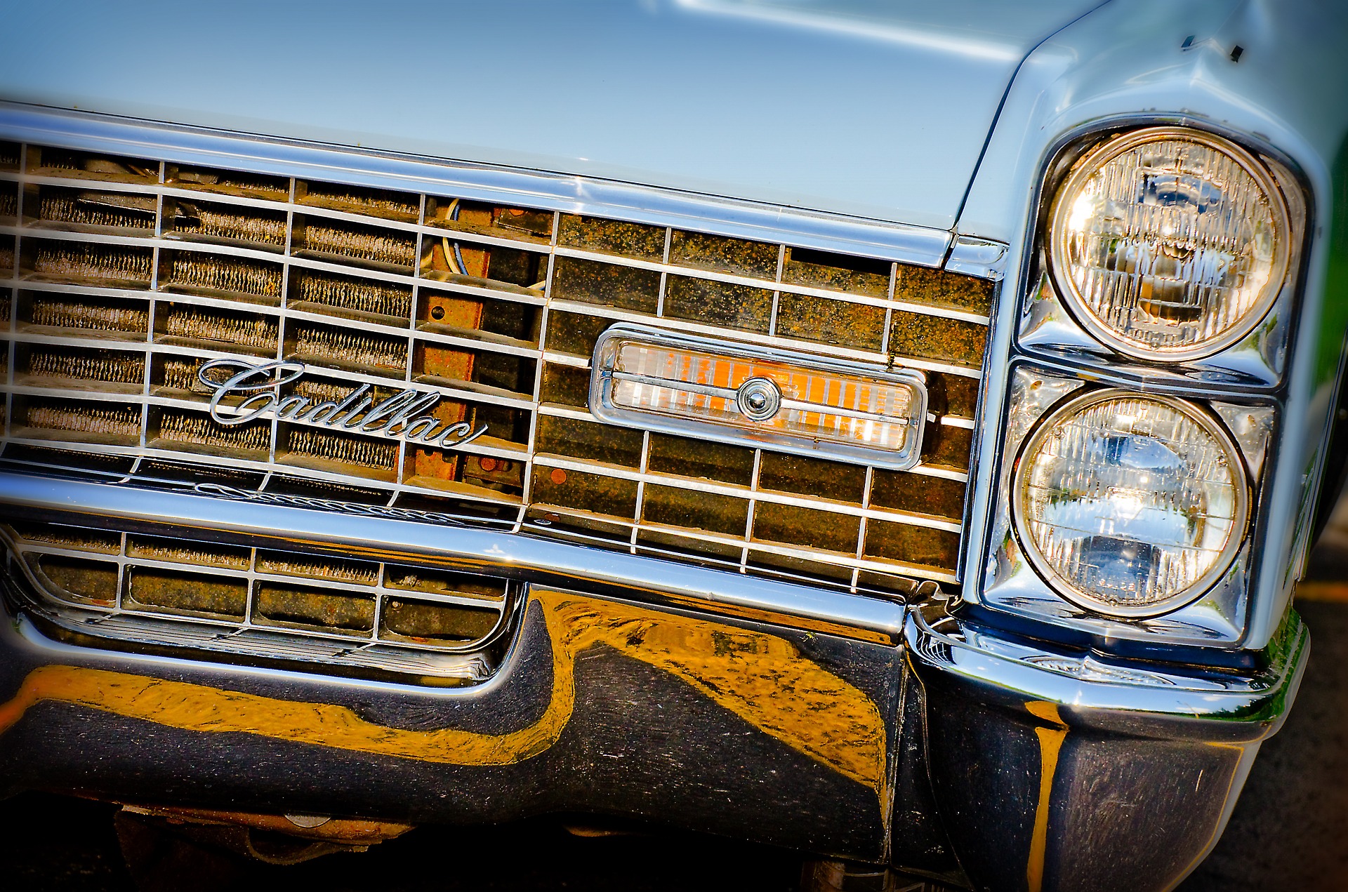 fronten på en blå, gammal bil
