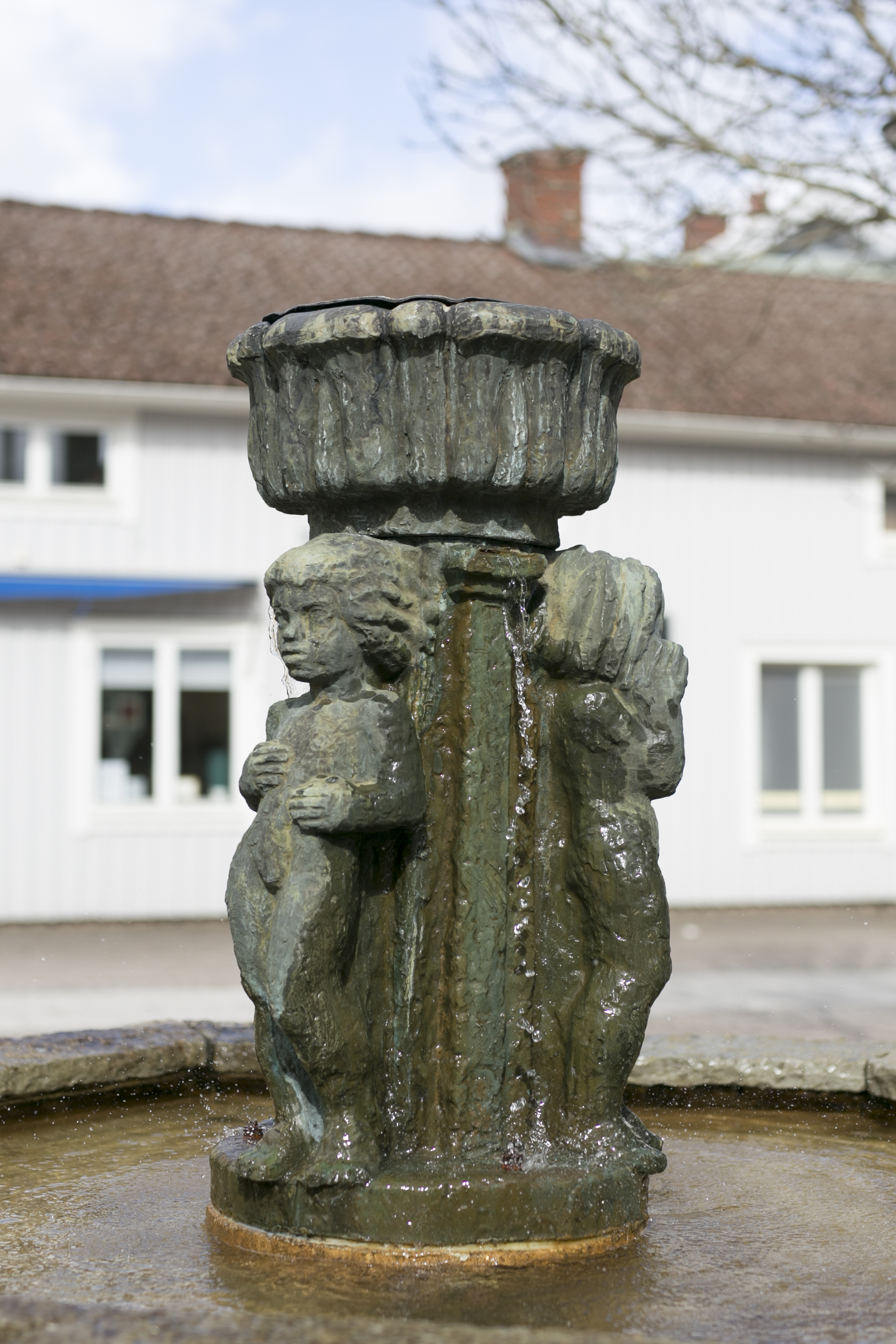Brunn med flickfigurer