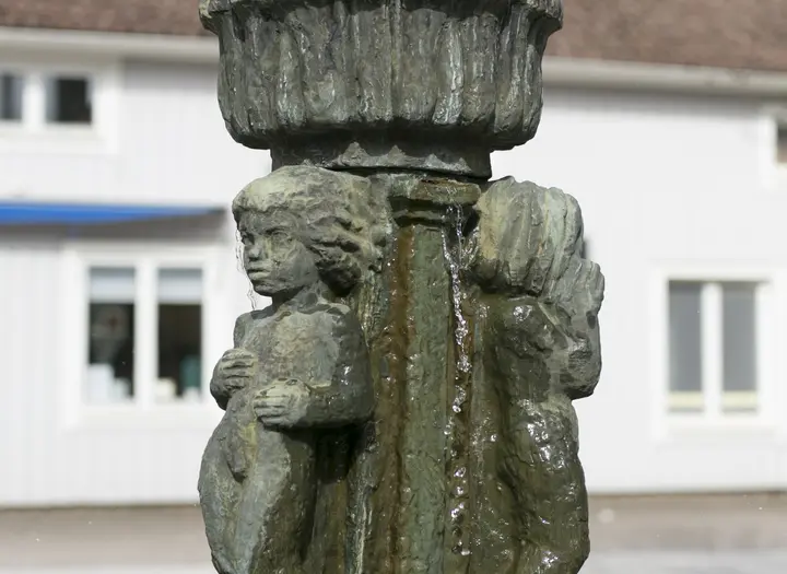 Brunn med flickfigurer