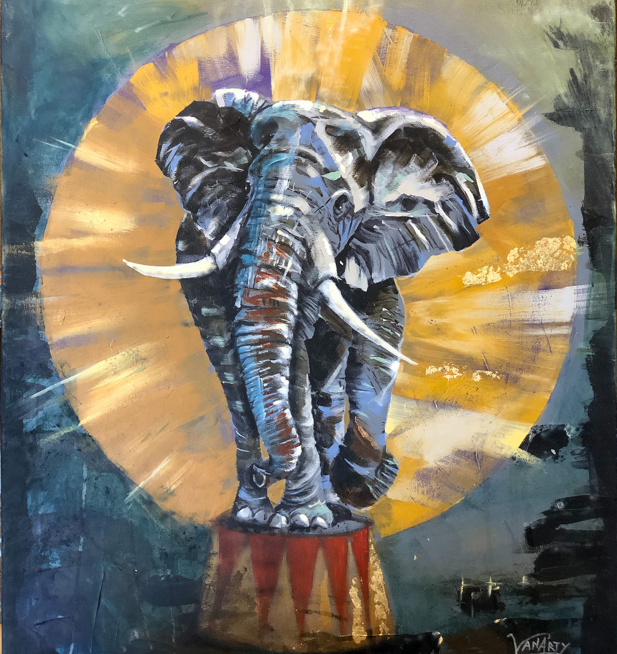 En elefant som står på en pall. Det lyser en ring med guldfärg runt. 