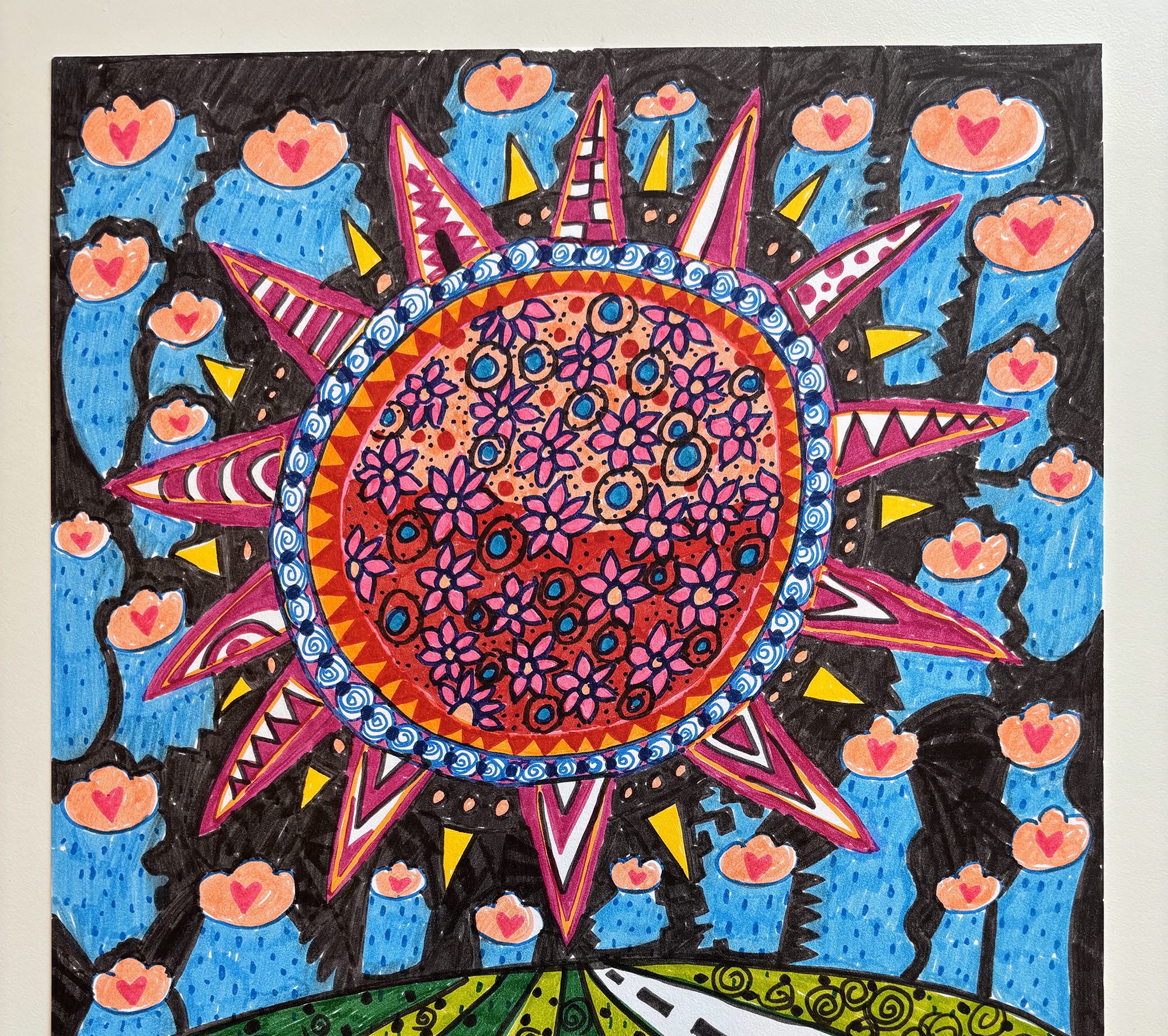 En illustration av en sol i rött med blommor på. En grön kulle nedanför.