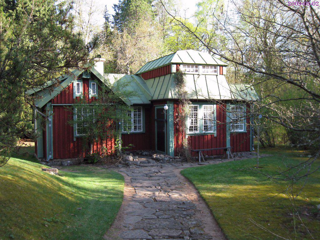 Alphems Arboretum, Gegerfelts lilla röda stuga bland träden.