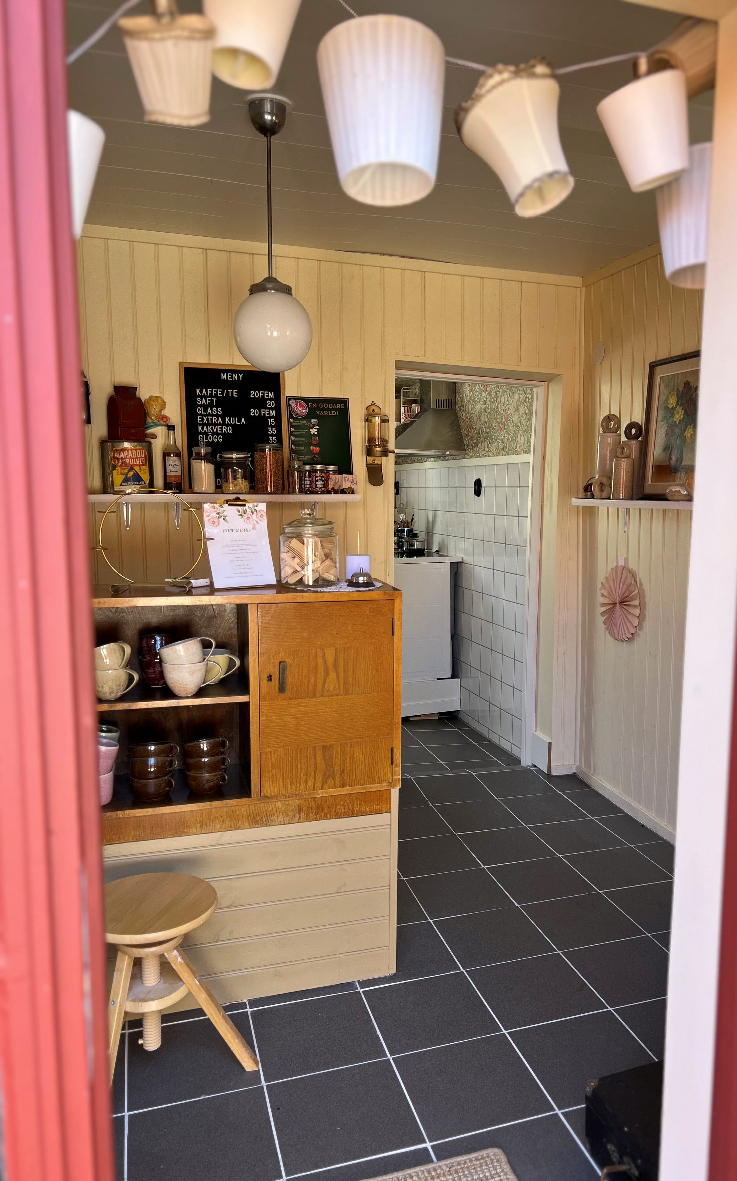 En cafédisk. Framför står en pall