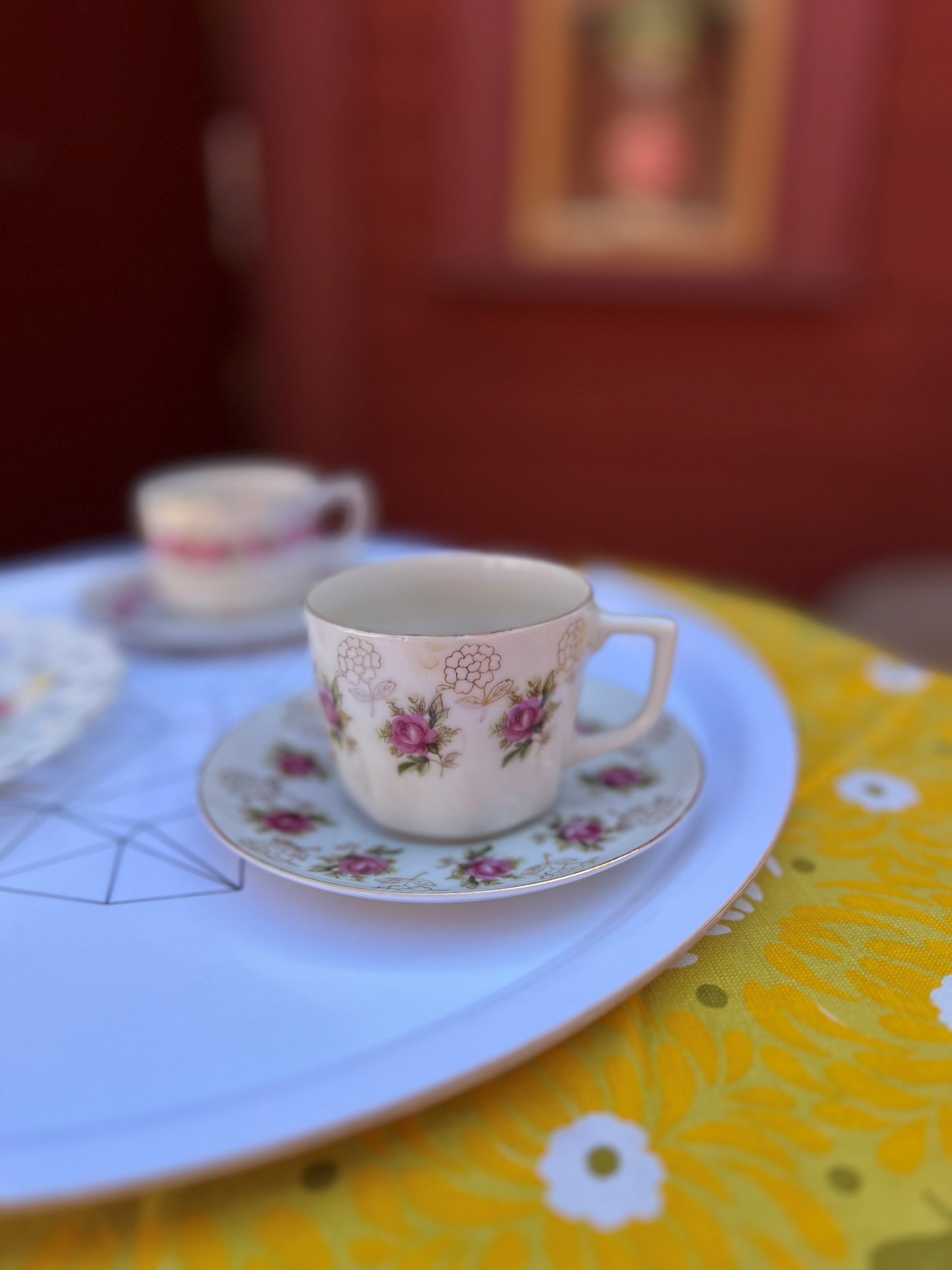 Kaffekoppar som står på en bricka. En gul duk sticker fram i kanten under brickan.