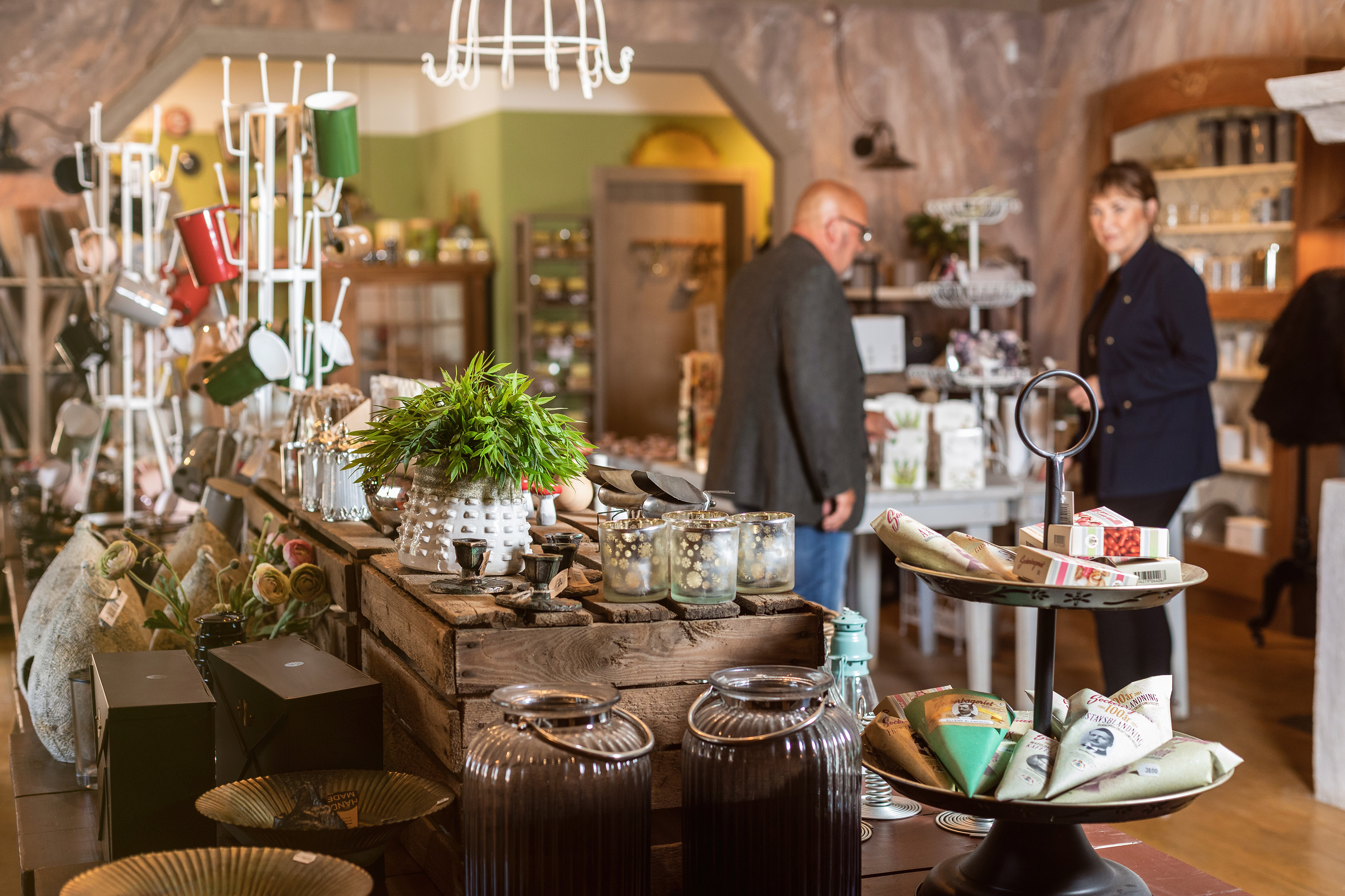 Man och kvinna som kikar i en butik.