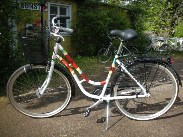 Cykel med ränder i olika färger.