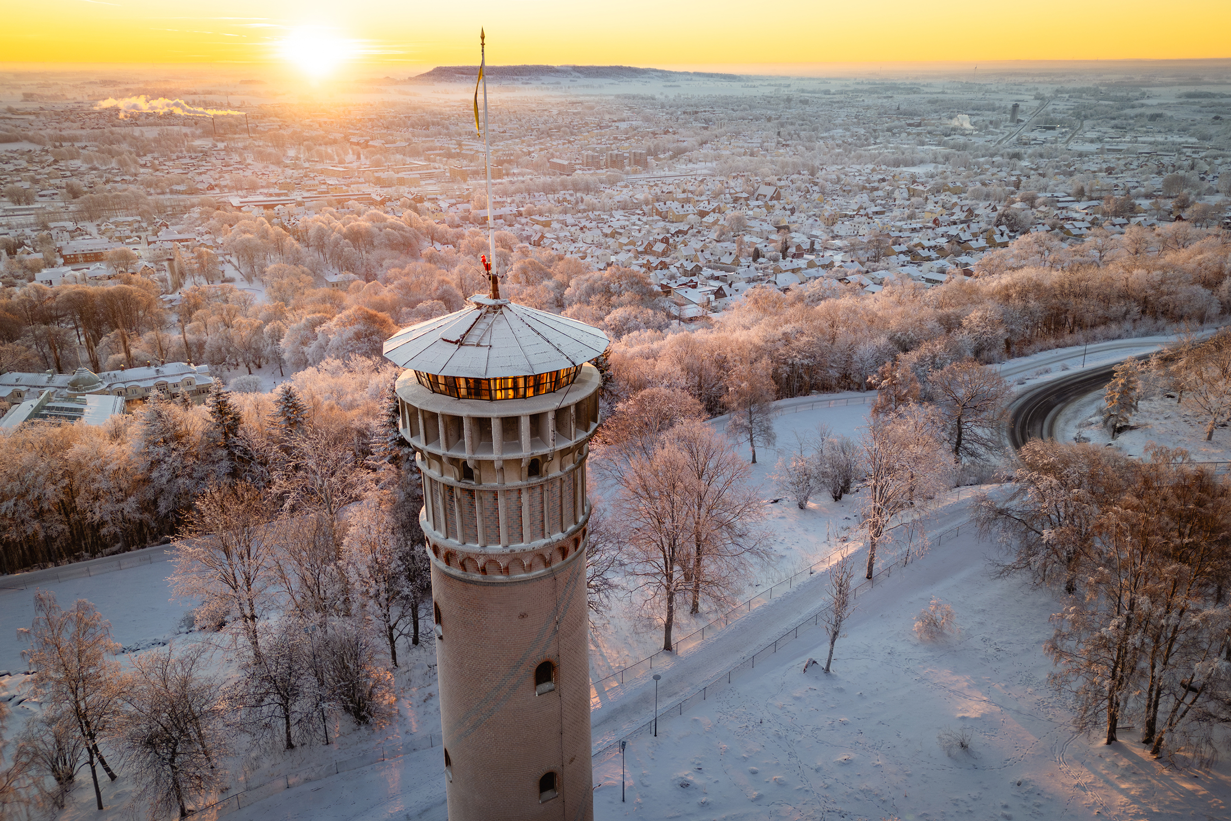 Drönarbild över utsiktstornet med snö i  landskapet.