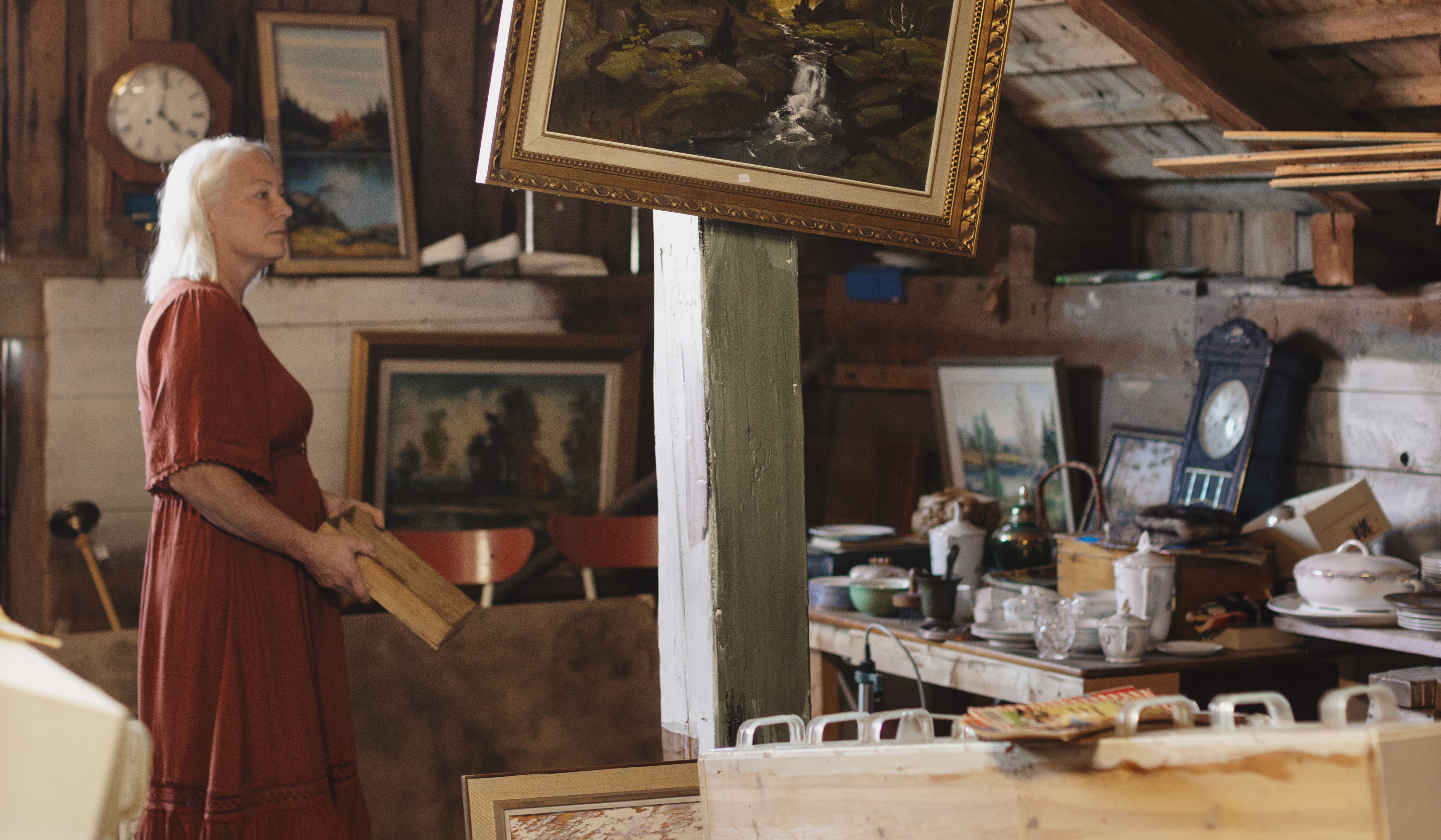 en kvinna som kikar i en loppisbutik