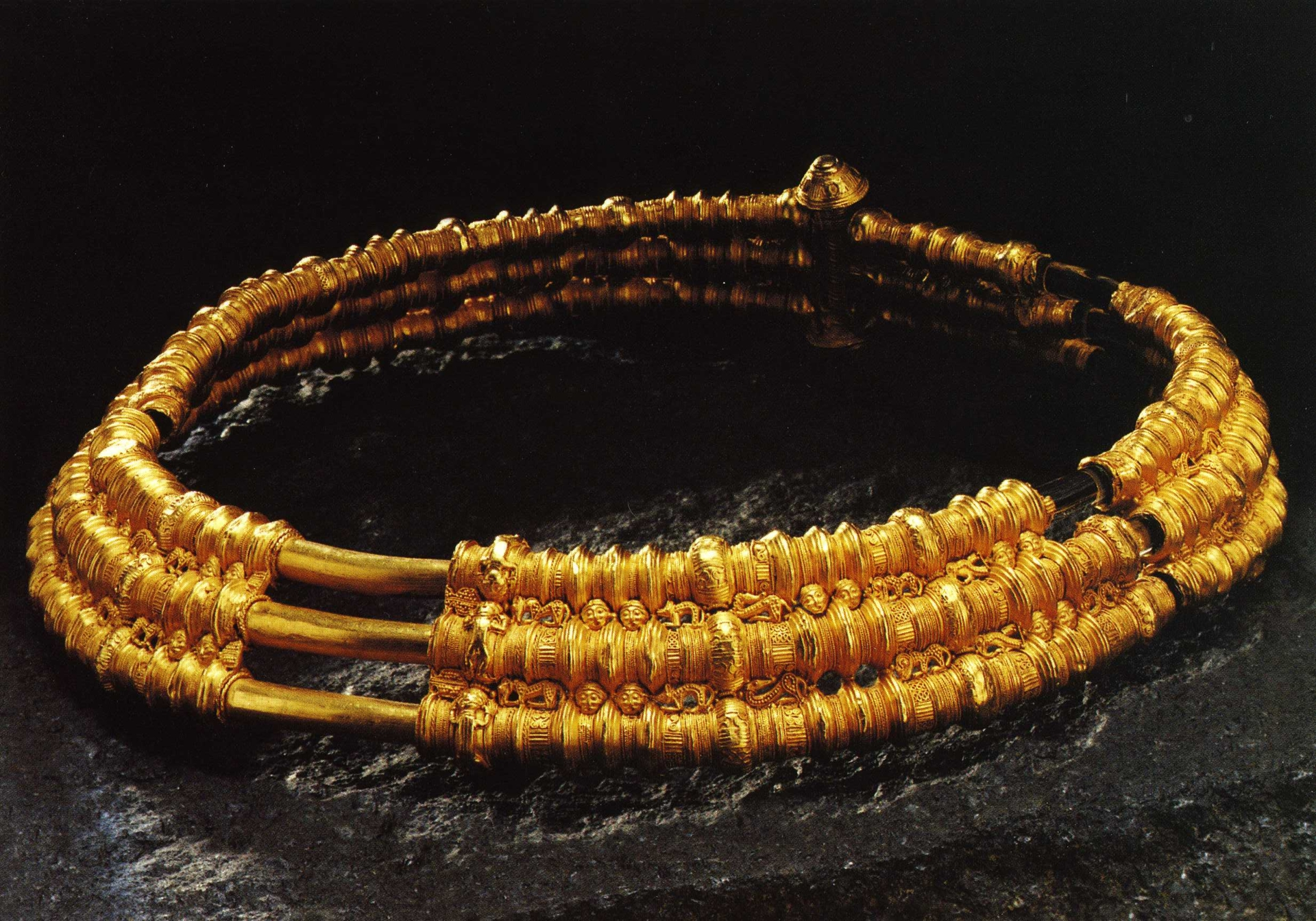 Guldhalskrage från folkvandringstiden med tre ringar.