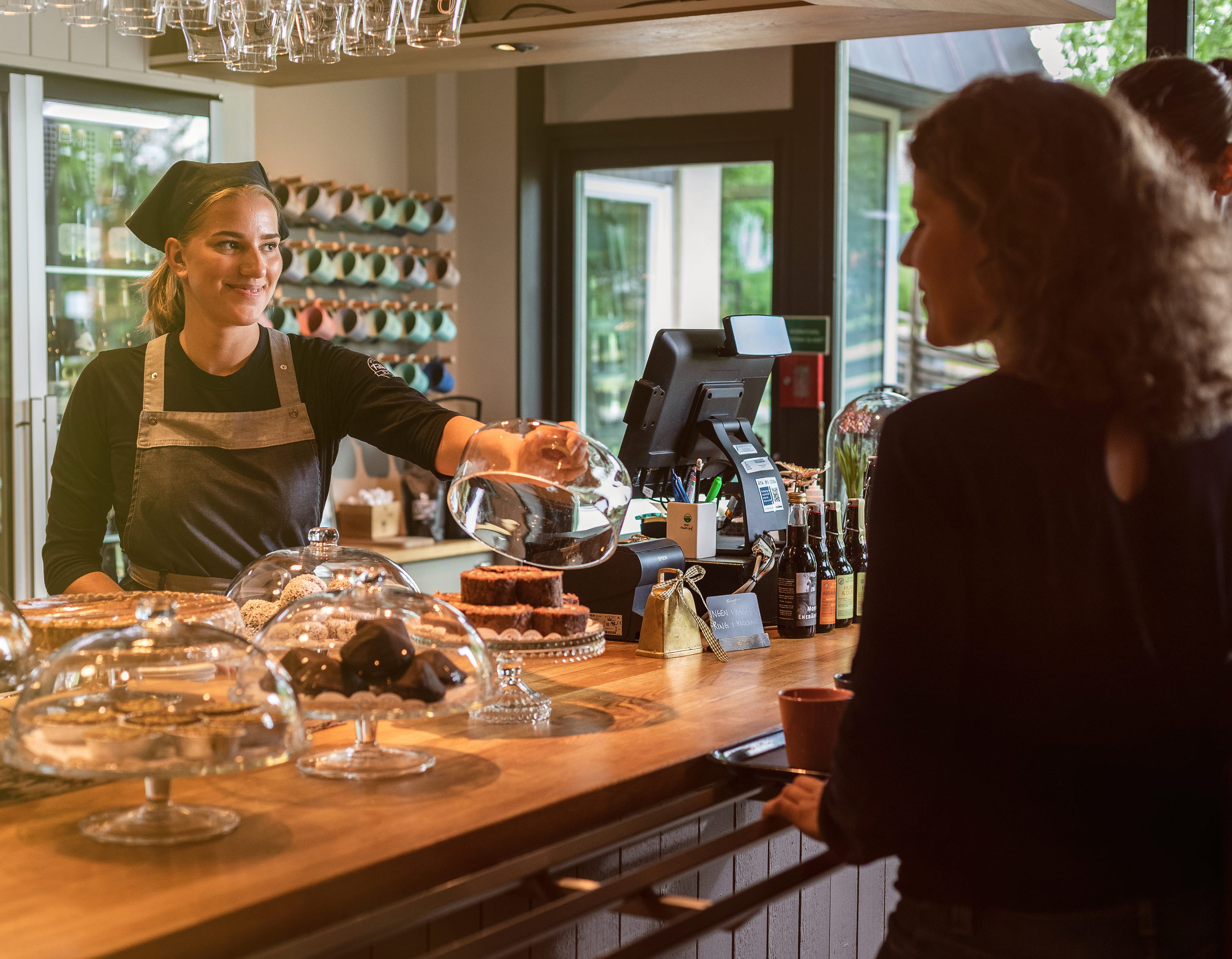 Två kvinnor som handlar kakor av Osterians personal.