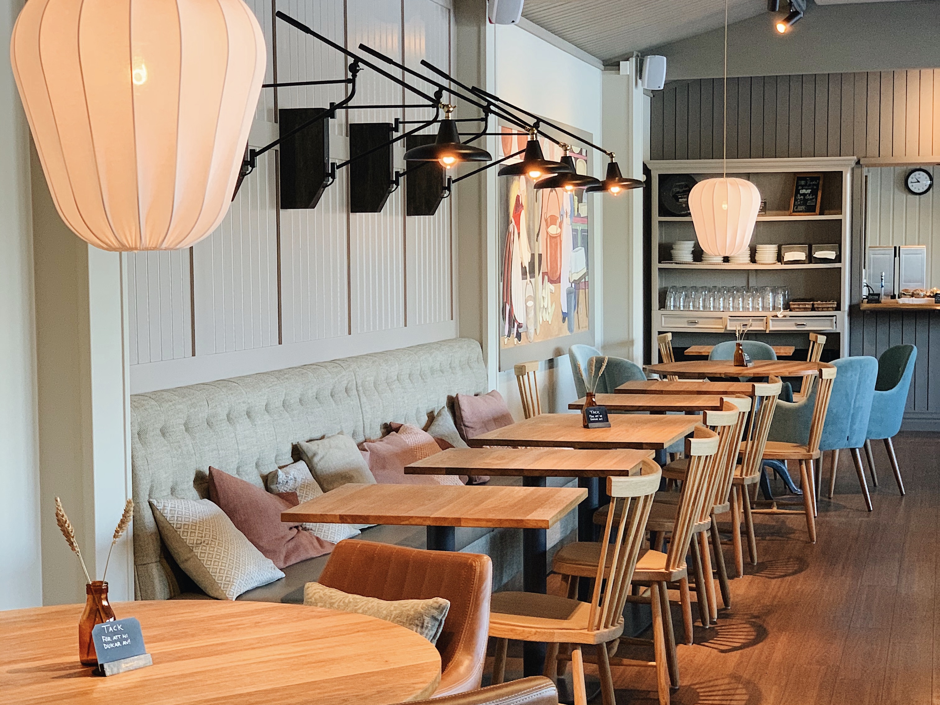 Bild från Restaurangen med träbord, stolar och en soffa i bege tyg.