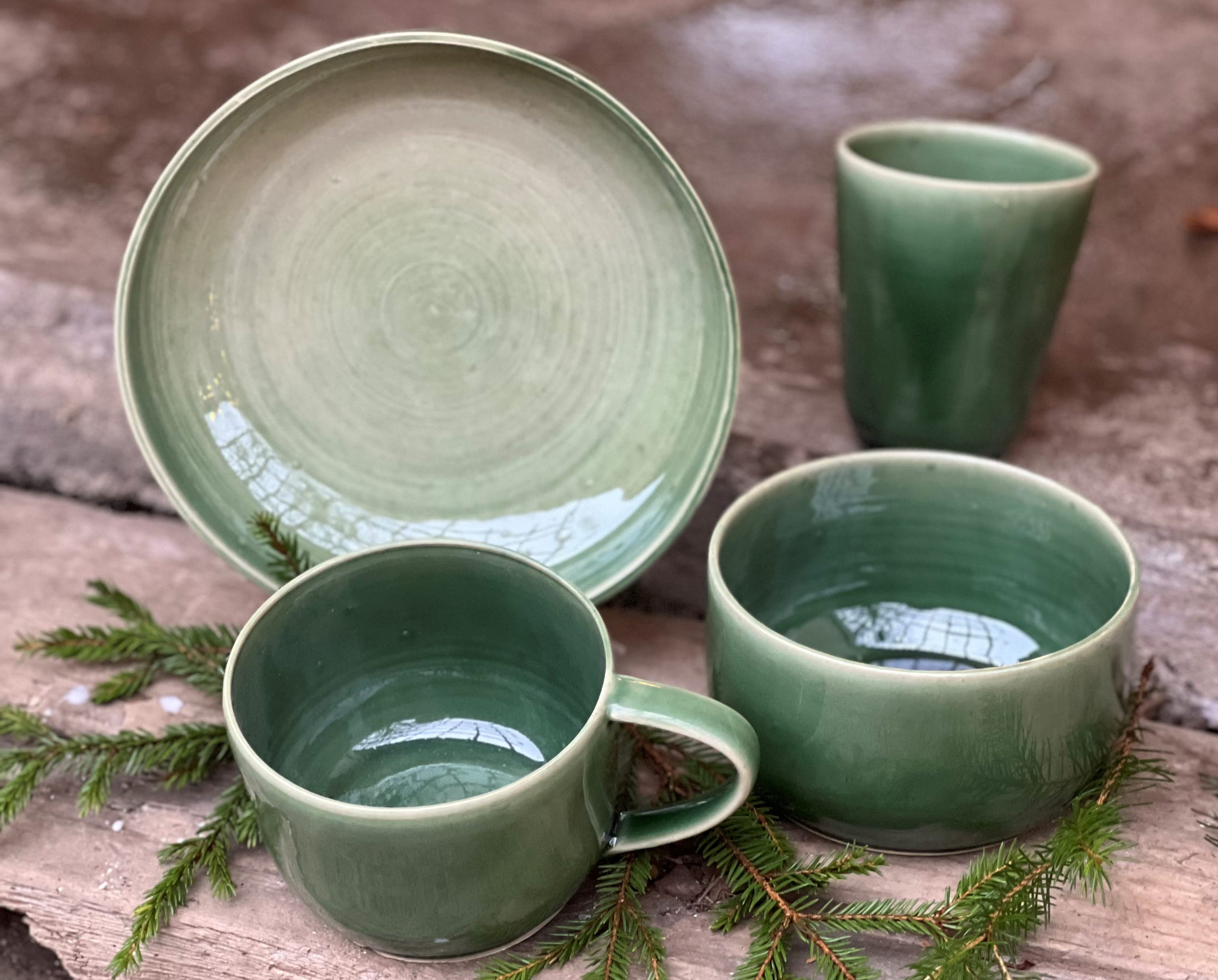 Grön tallrik, mugg och skål i keramik