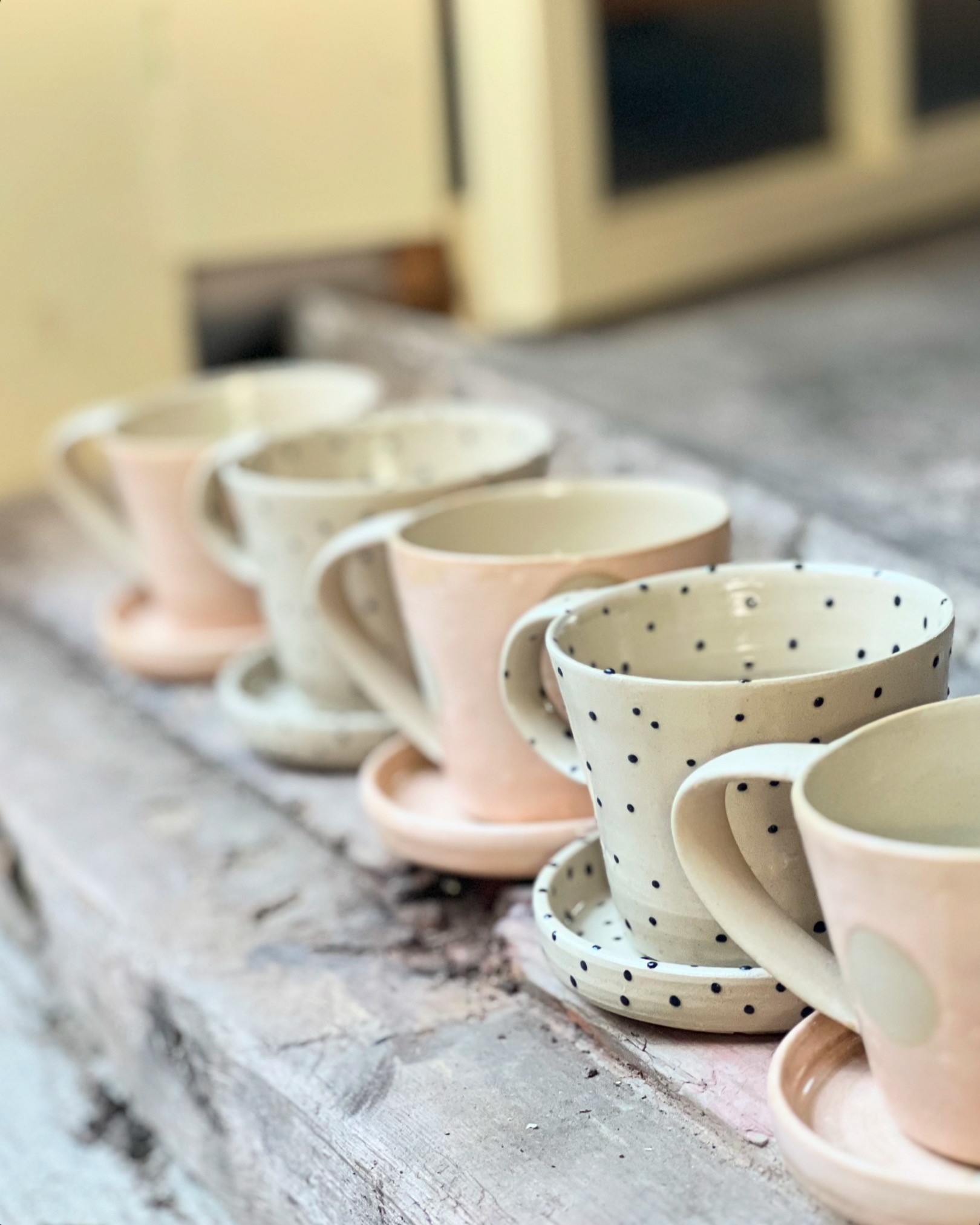 muggar i keramik på en rad