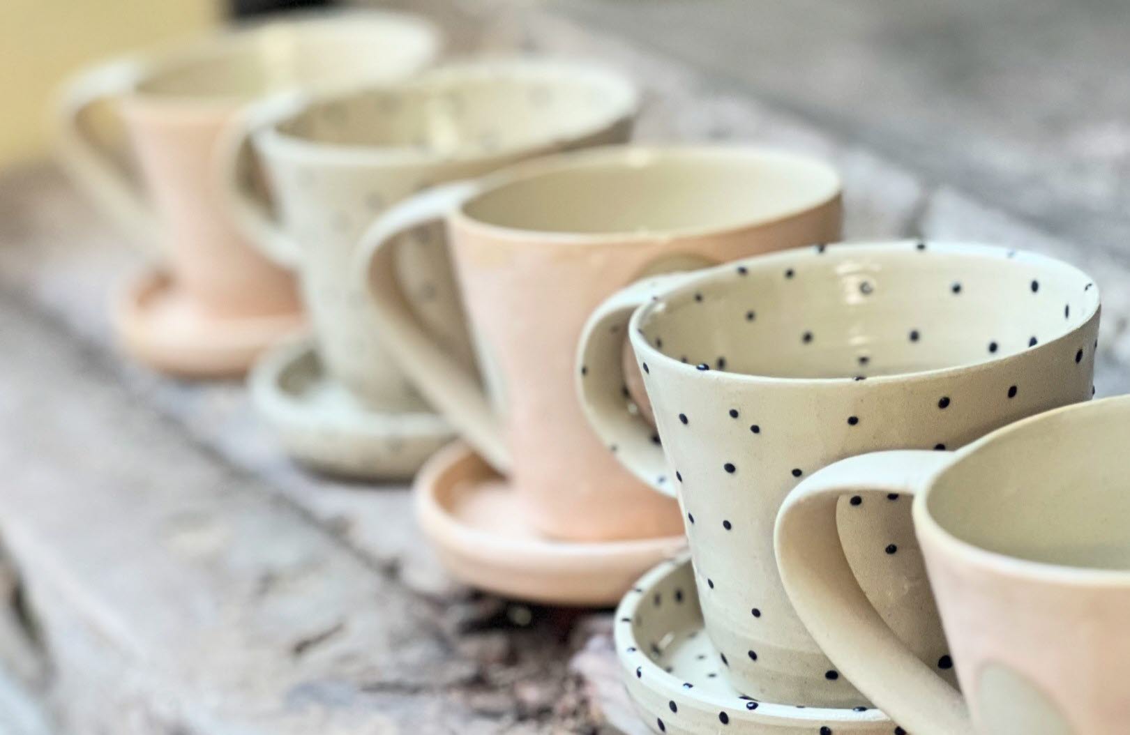 muggar i keramik på en rad