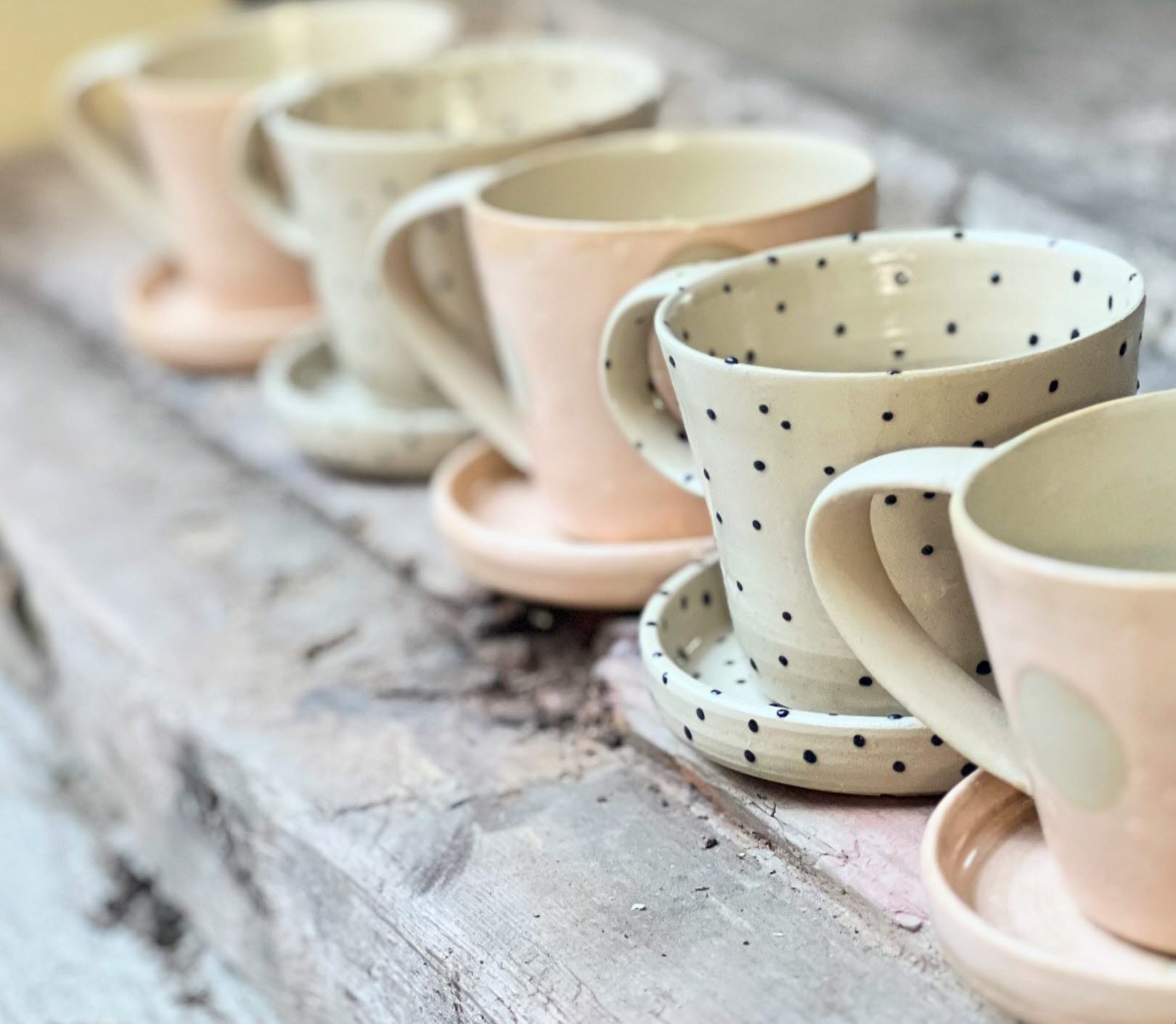 muggar i keramik på en rad