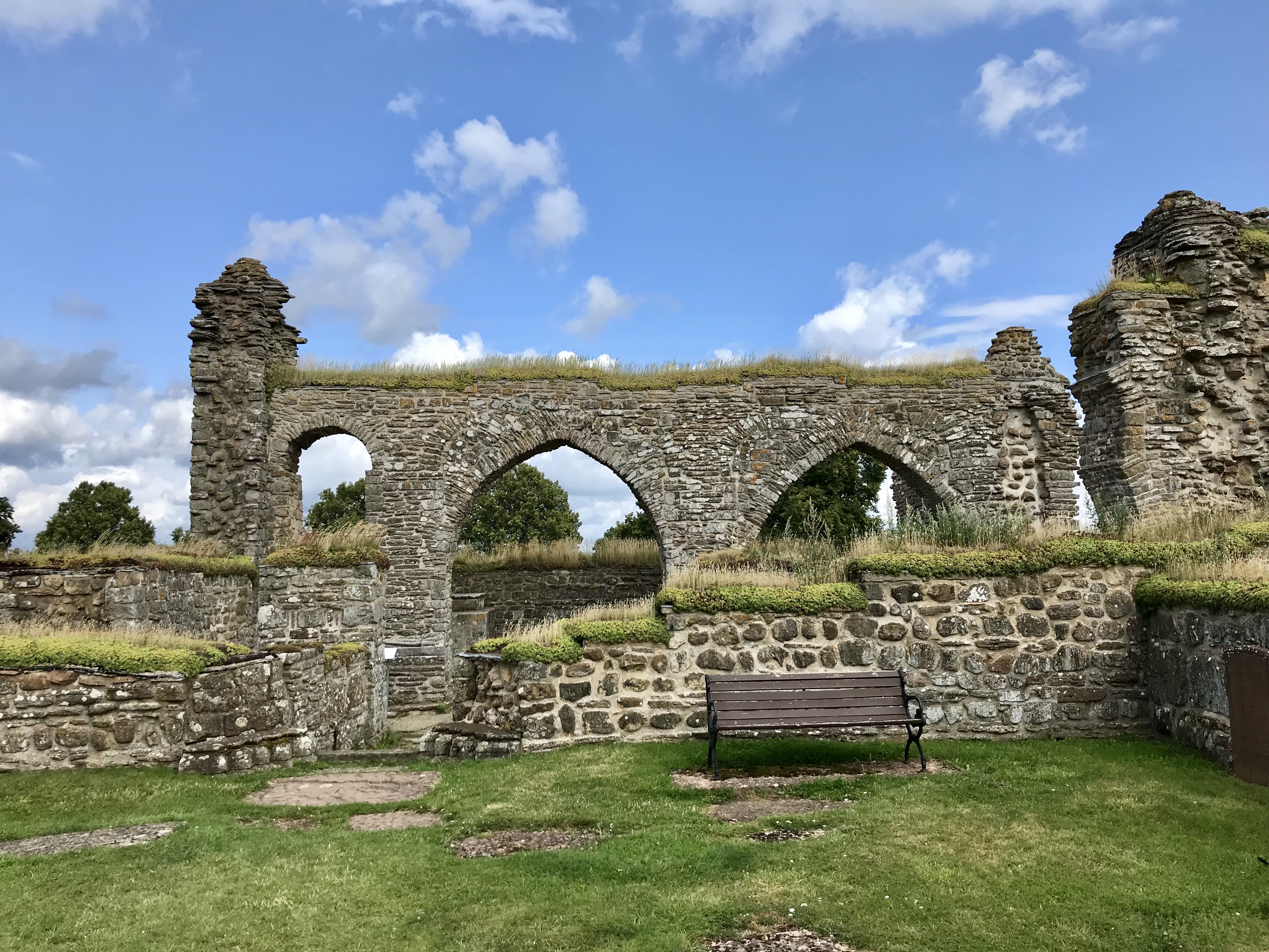 stenruiner med valvbågar från ett medeltida kloster.