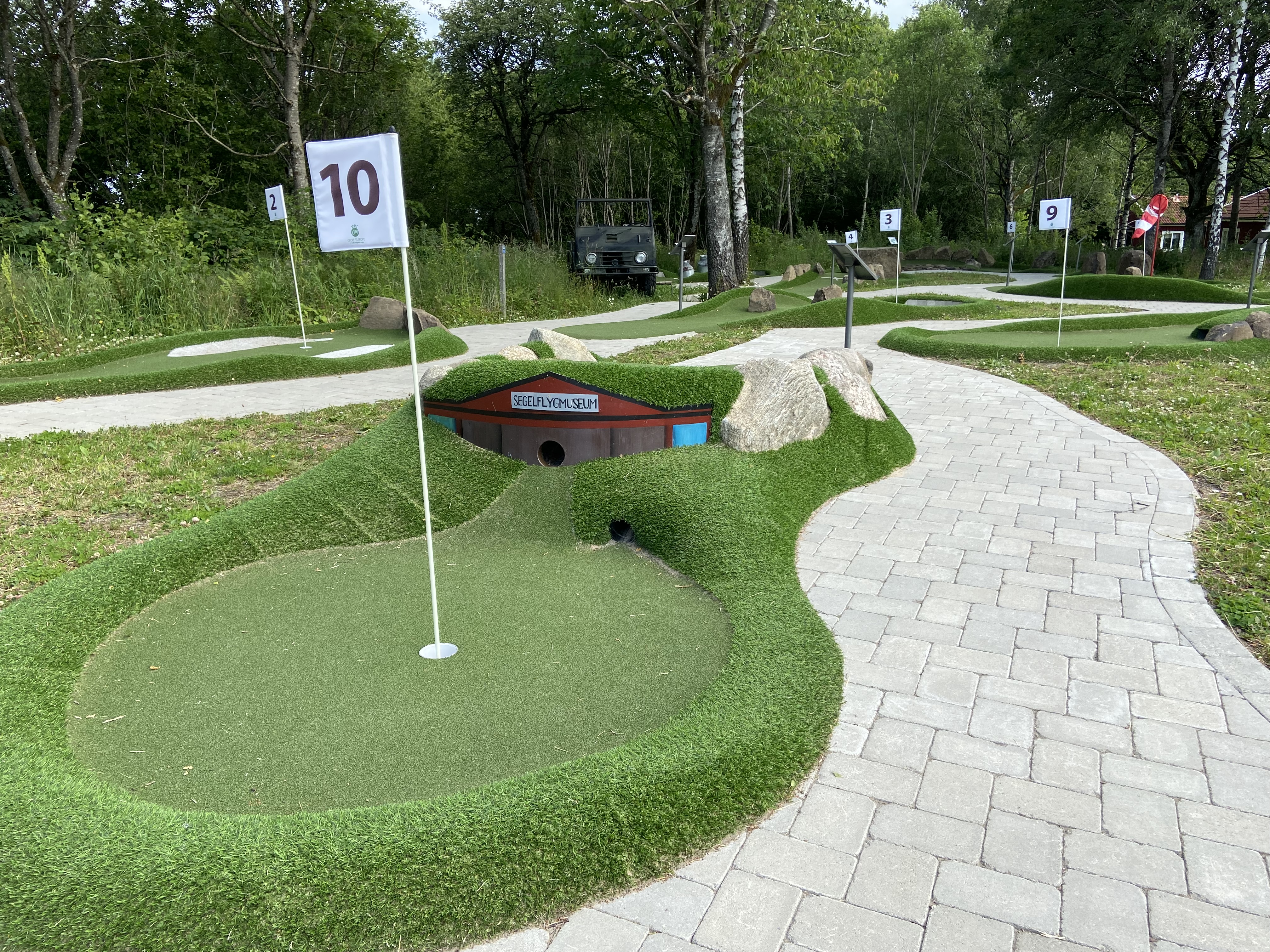 Minigolfbana. På banan sitter en flagga med nummer 10. 