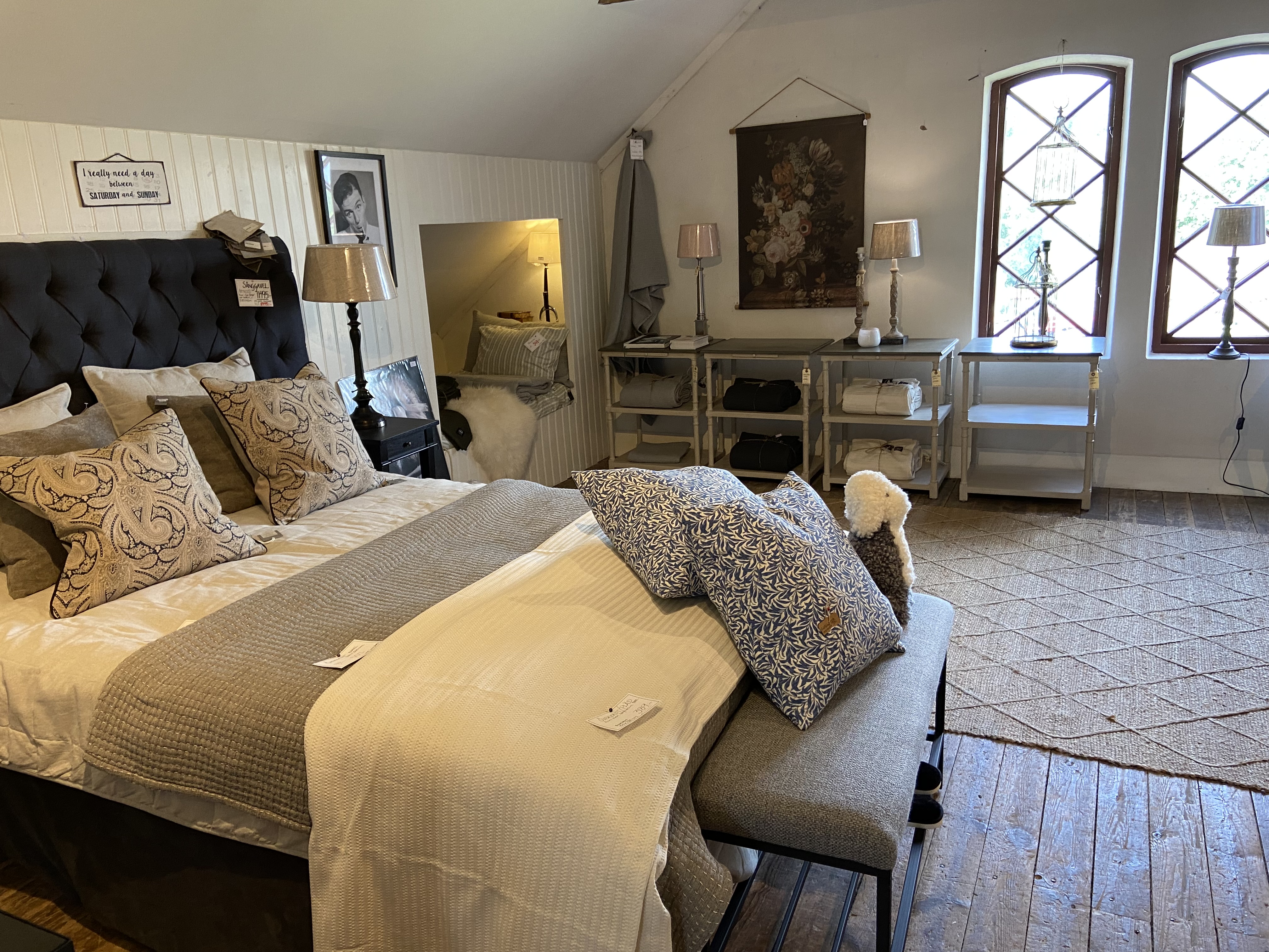 Säng med kuddar i olika bruna nyanser.