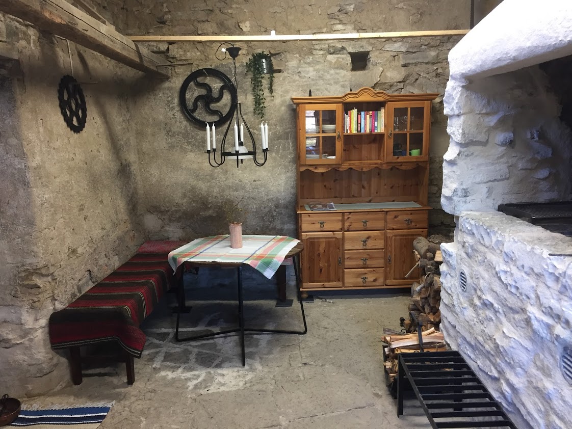 Eldstad, ett bord och en soffa.