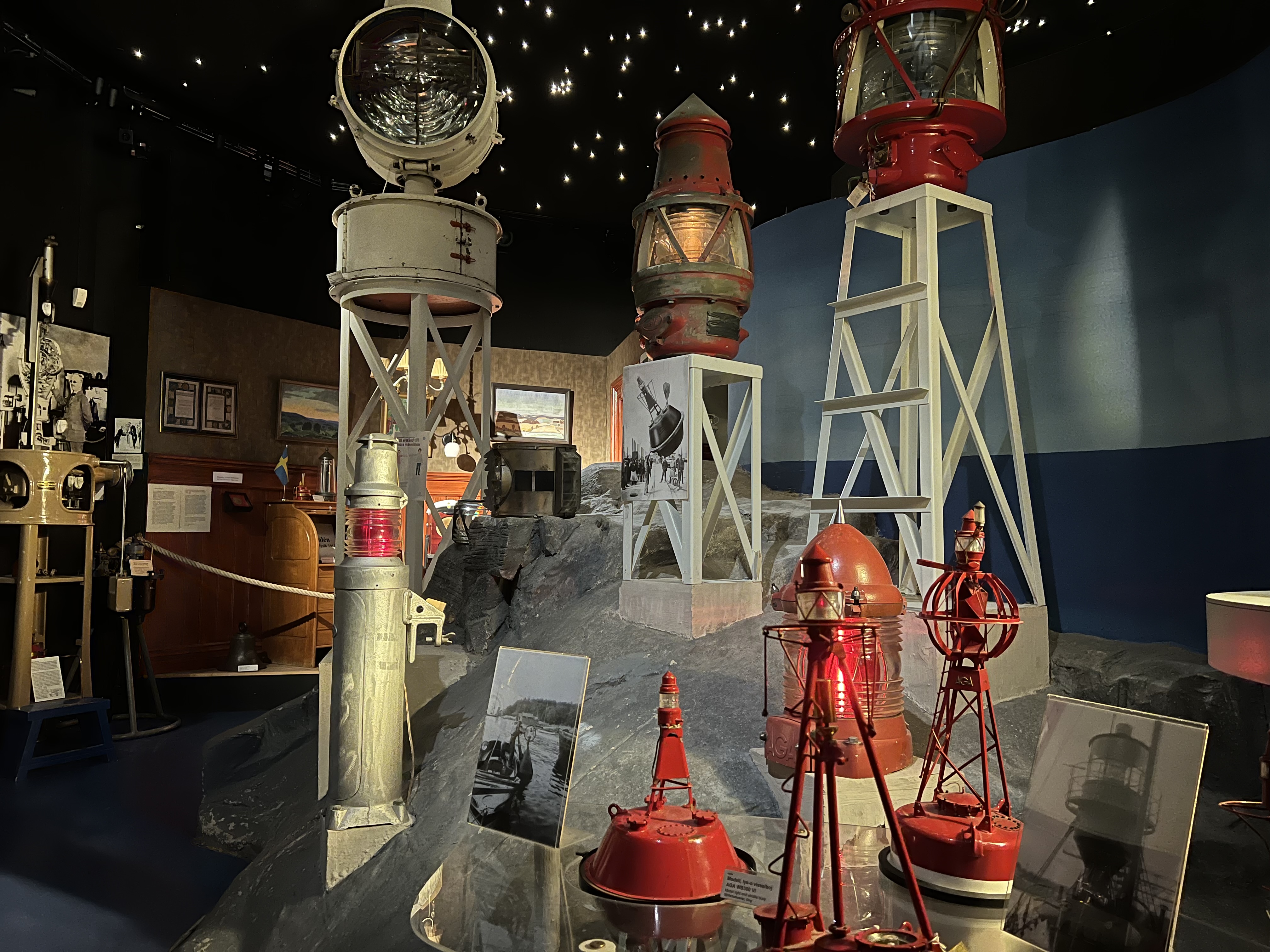 Olika små fyrar. En av dem lyser.