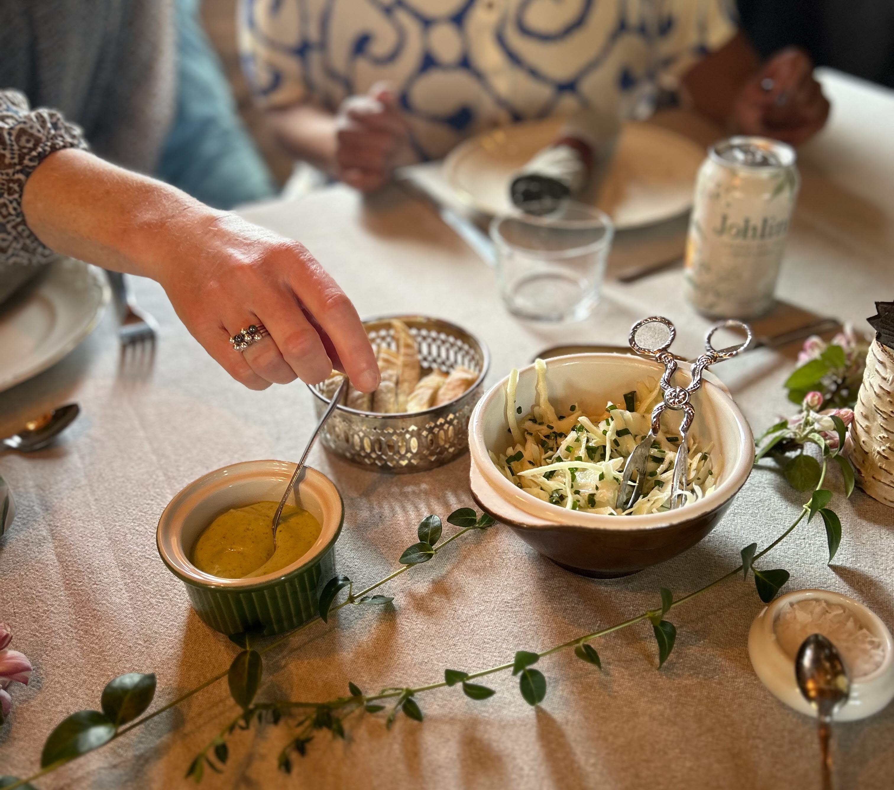 en närbild på en hand som tar mat ur en skål.