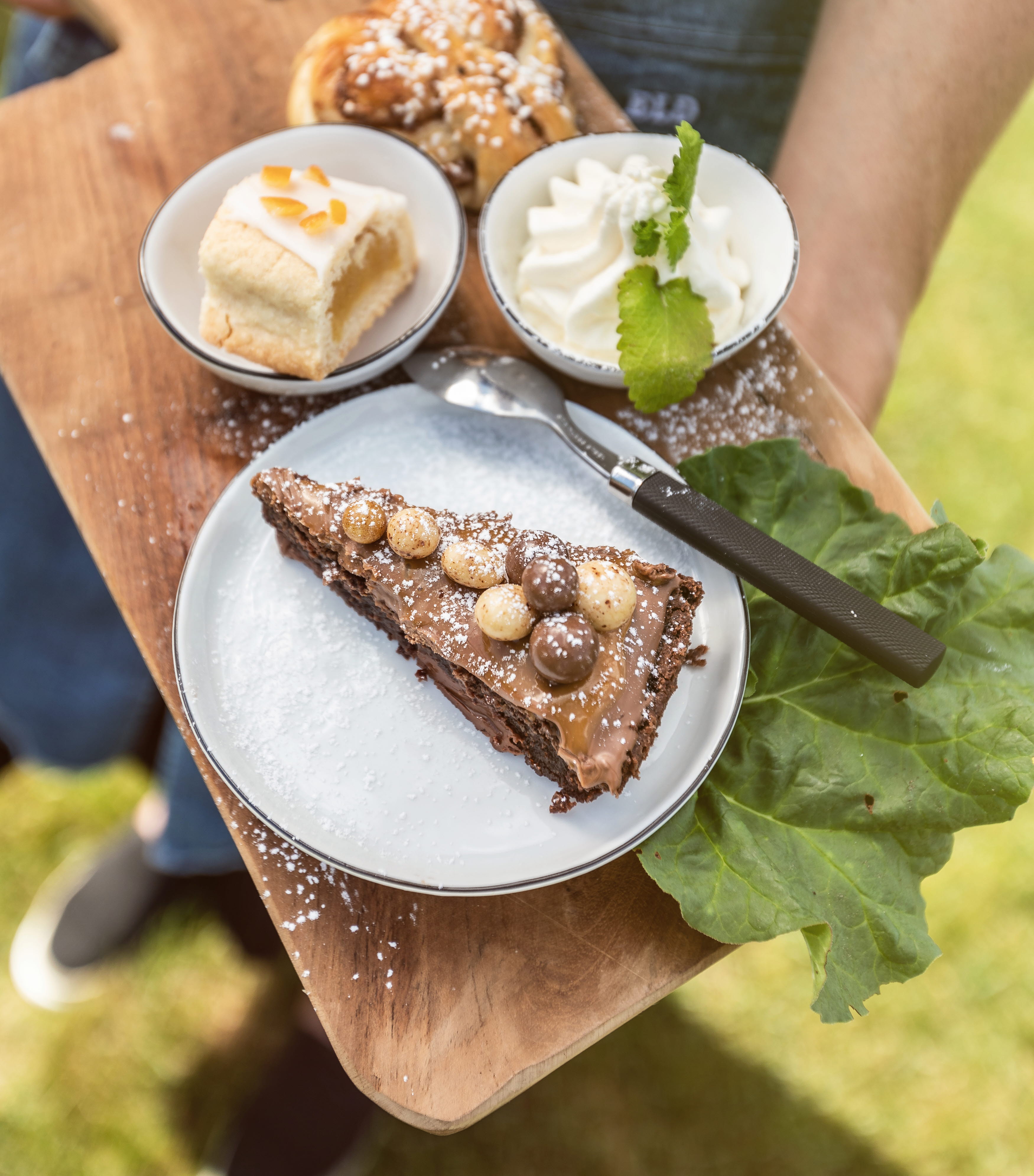Draft cake, bun and a cake on a wooden board.