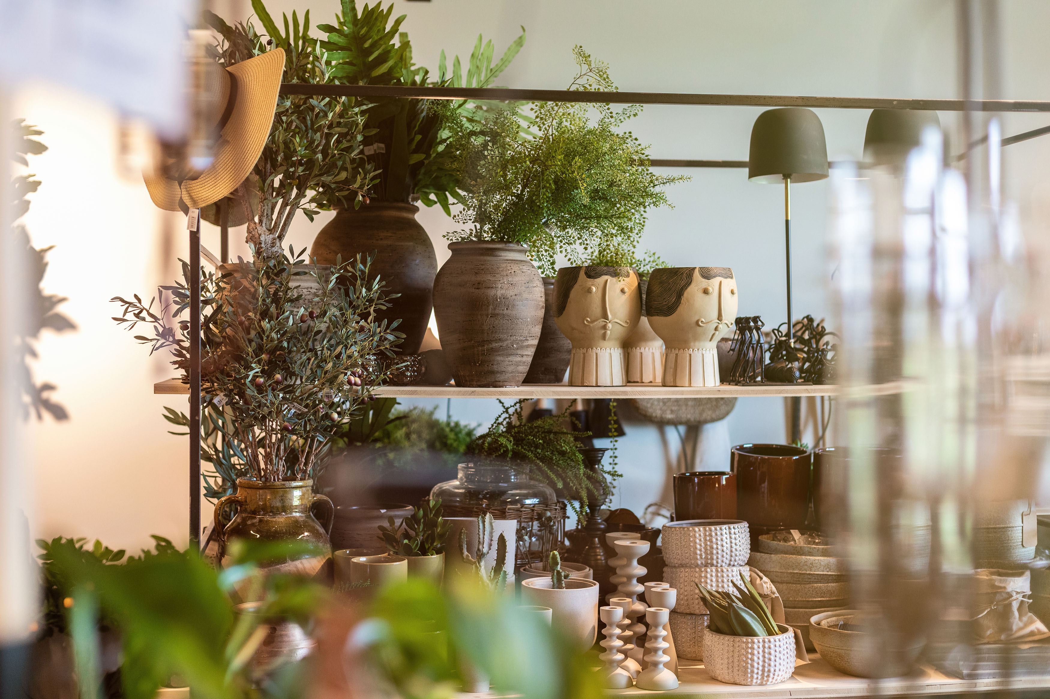 Inredningsdetaljer på svarta stålhyllor.