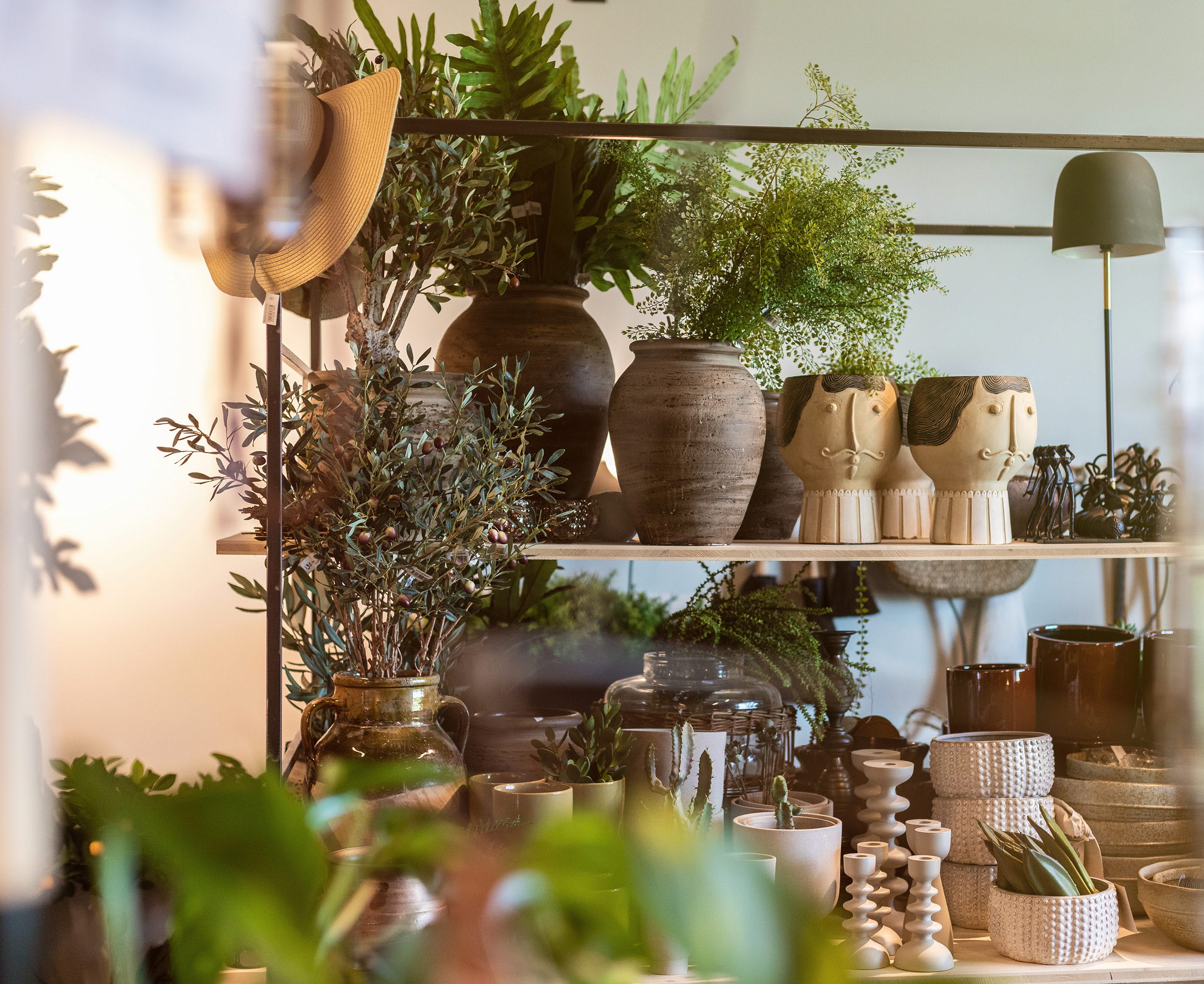 Inredningsdetaljer på svarta stålhyllor.