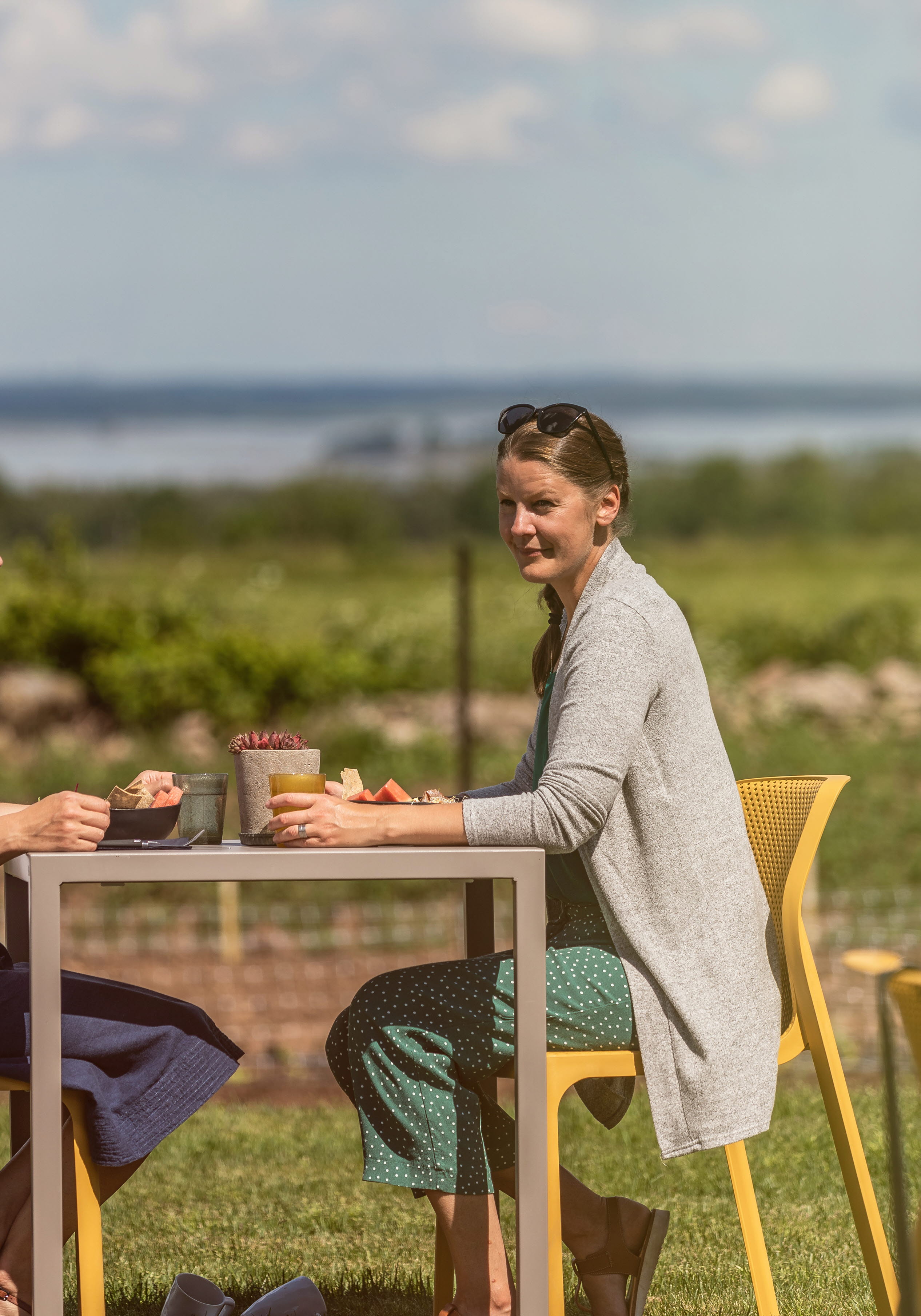 Två kvinnor som sitter på uteserveringen och fikar.