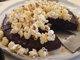kladdkaka med popcorne