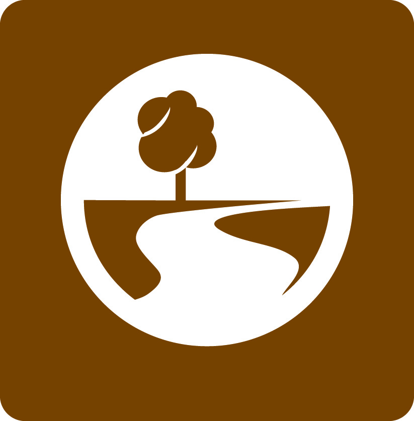 logga kulturväg Skaraborg i vitt med brun bakgrund.