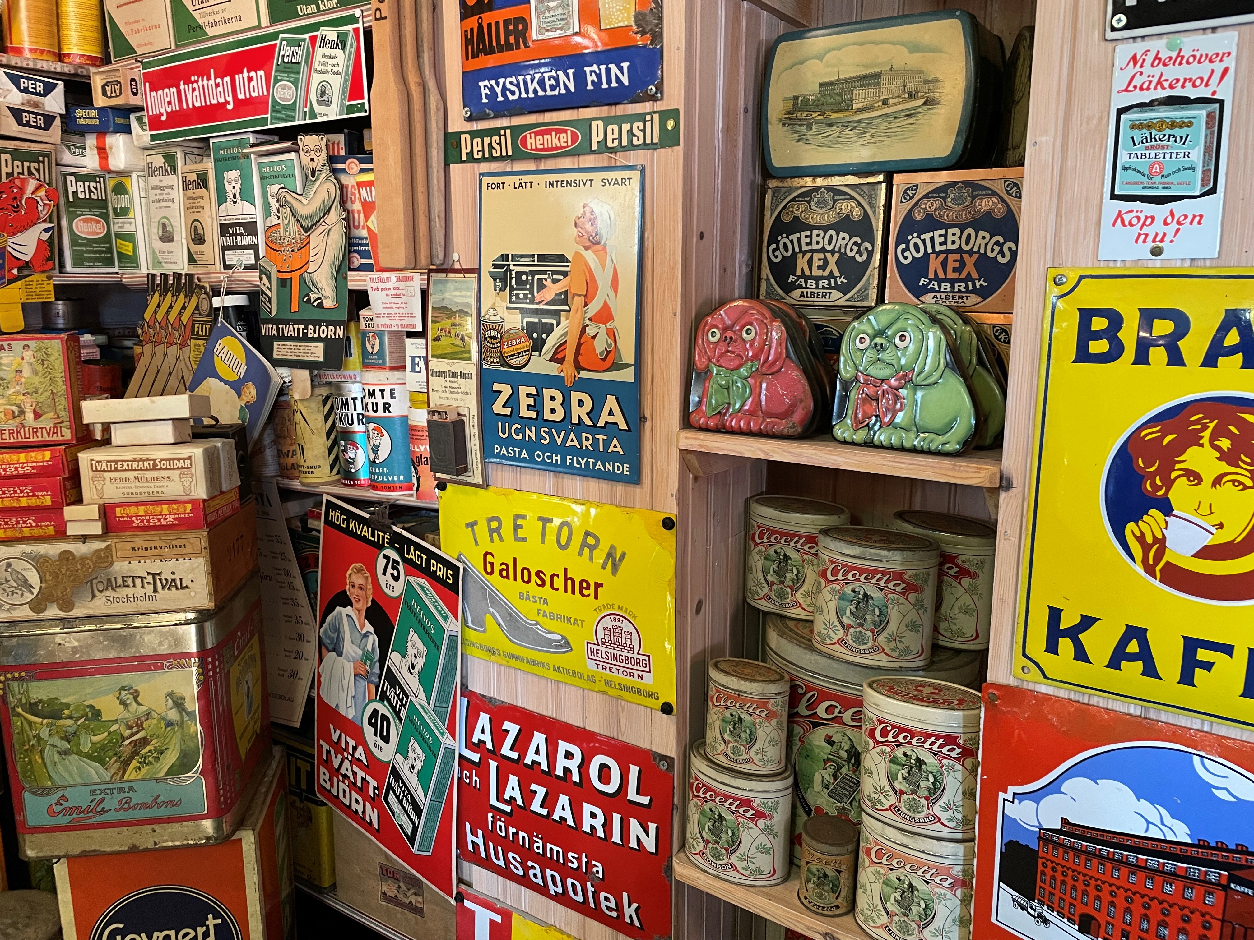 Massa burkar med olika motiv och emaljskyltar på väggarna. 