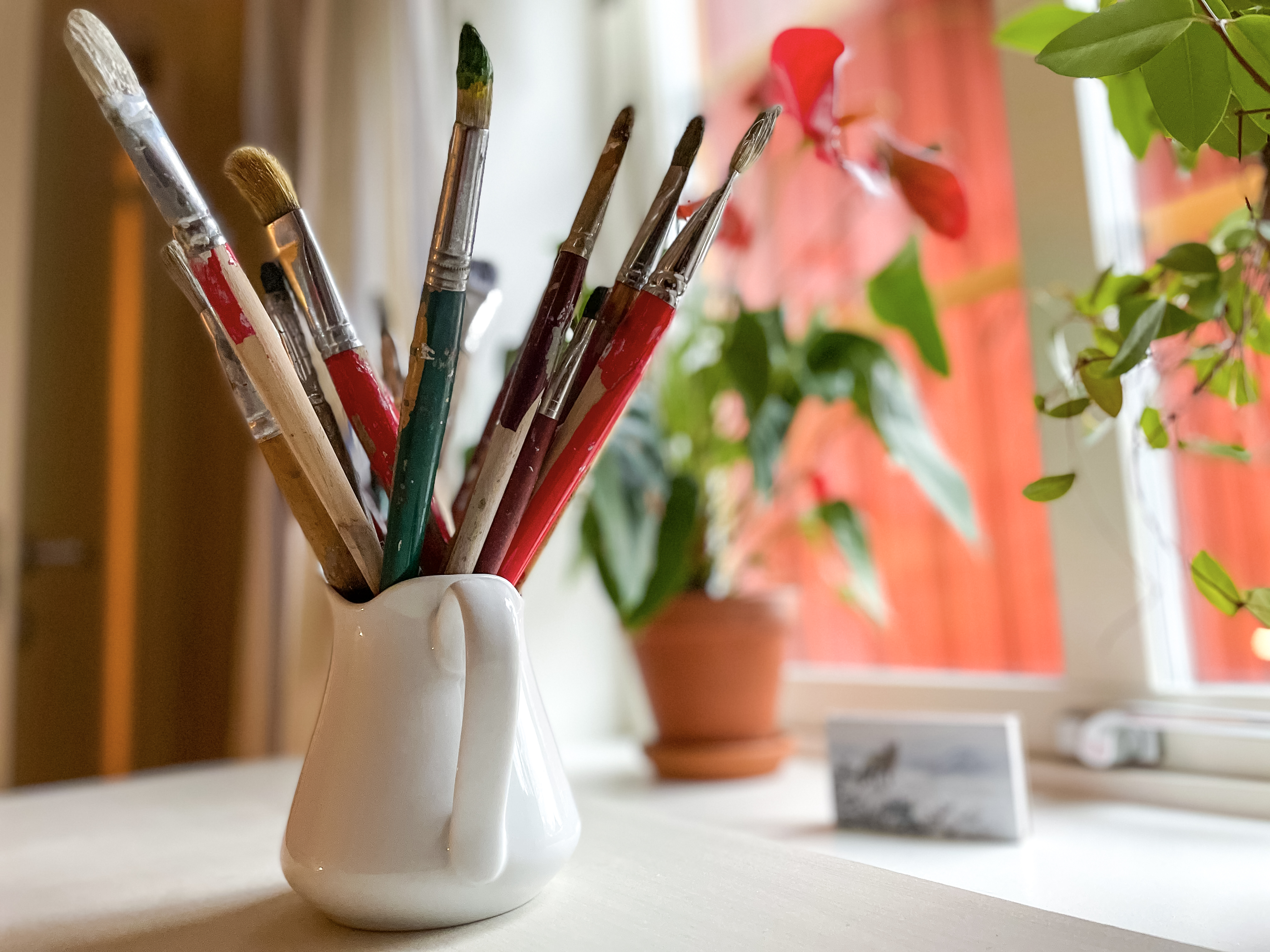 Penslar som står en porslinskanna.