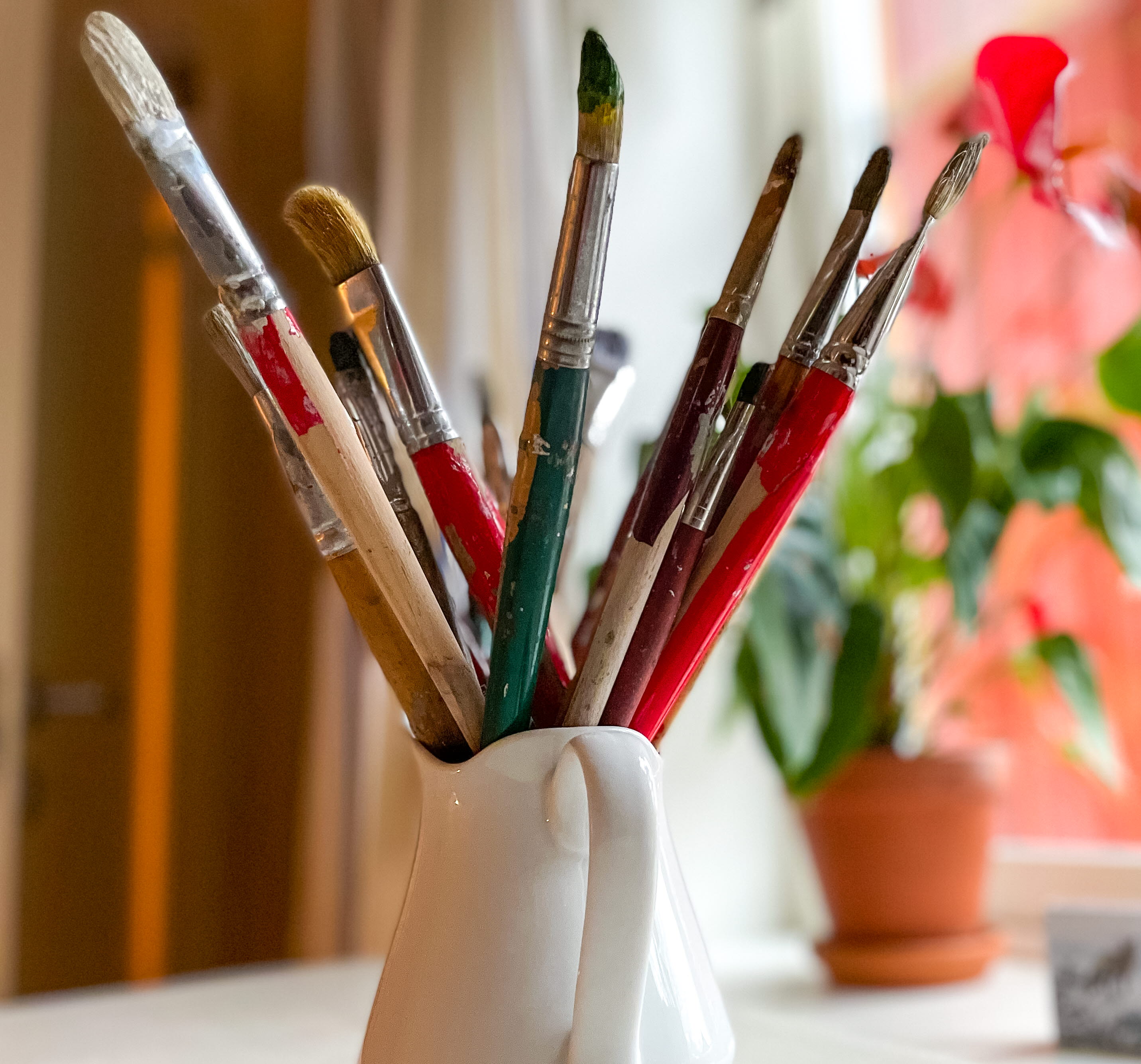 Penslar som står en porslinskanna.