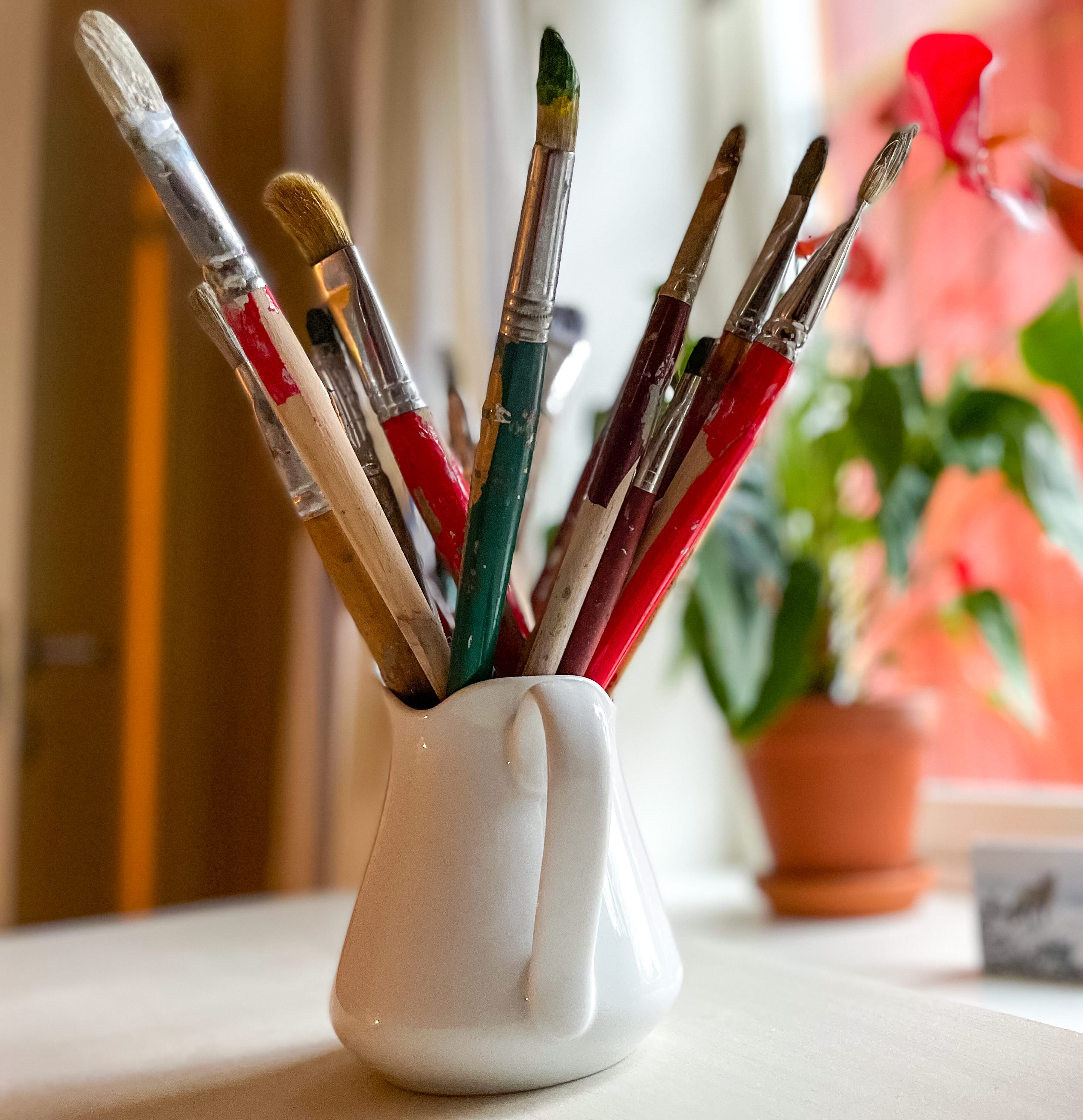 Penslar som står en porslinskanna.