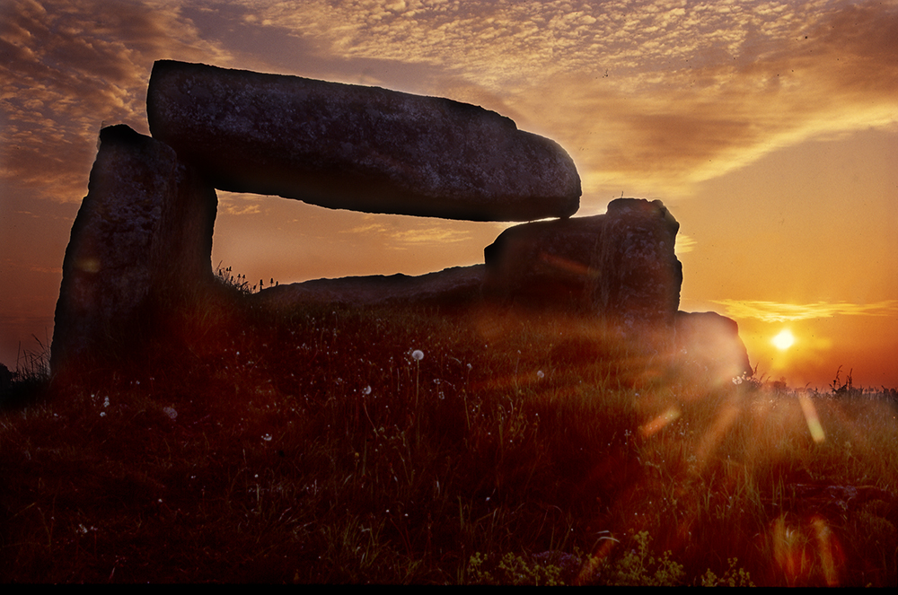 foto av Luttra gånggrift i soluppgång